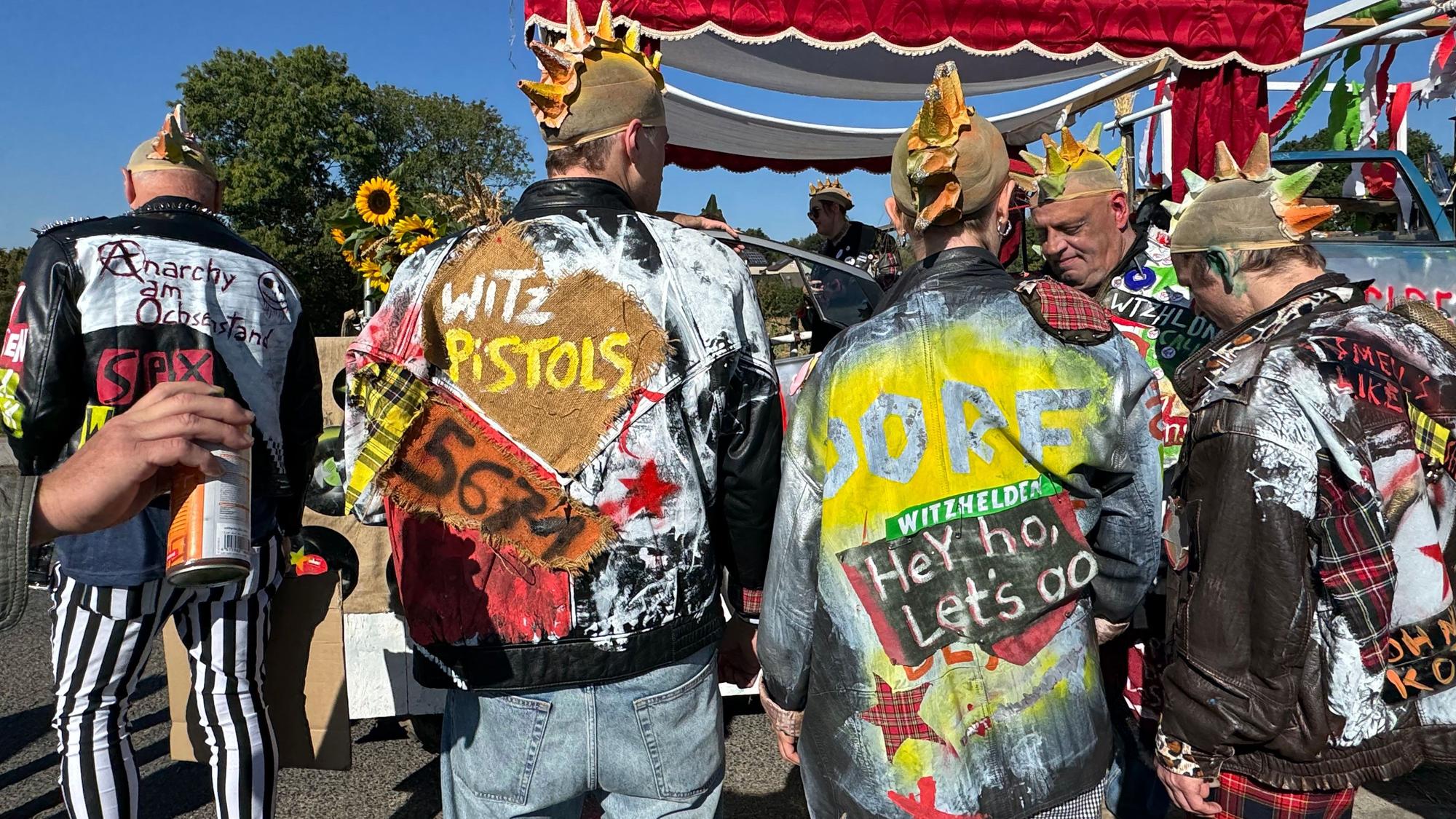 Eine Gruppe im Witzheldener Erntedankumzug