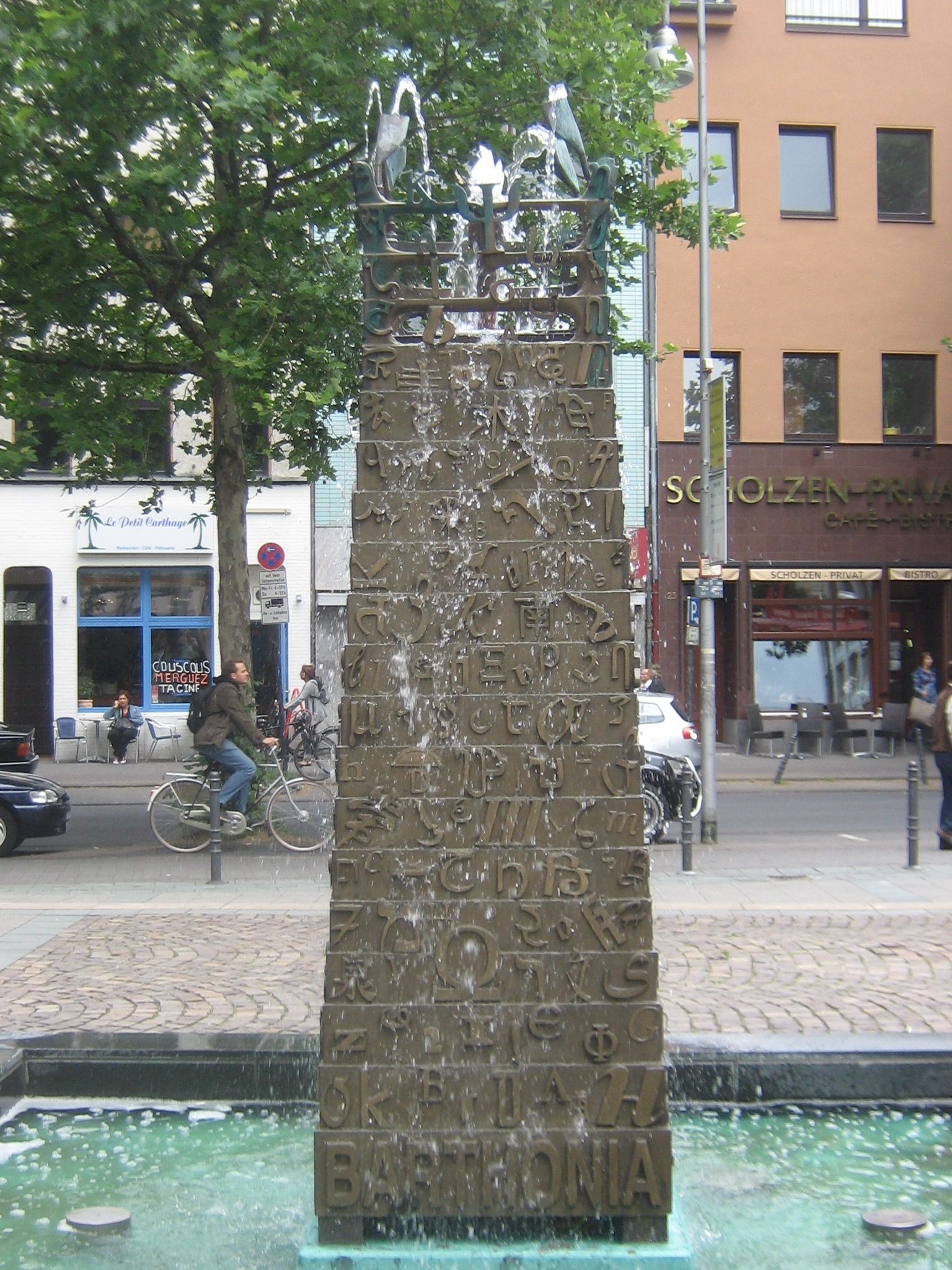 Der Brunnen der Kulturen sprudelt auf einem Platz.