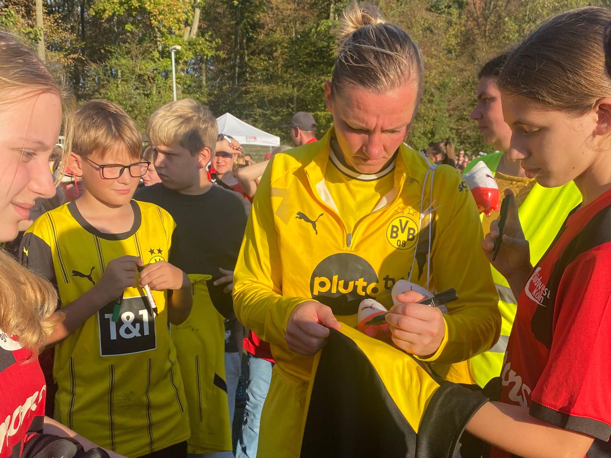 Nach dem Abpfiff nahm sich Alexandra Popp viel Zeit für ihre Fans.