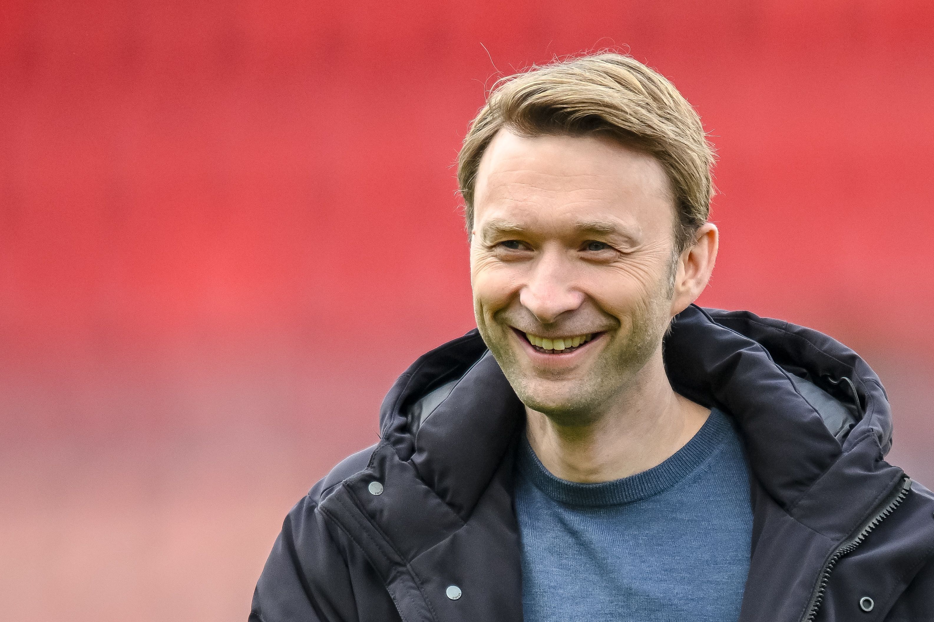 ARCHIV - 21.03.2026, Baden-Württemberg, Heidenheim: Fußball, Männer: Bundesliga, 1. FC Heidenheim - Bayer Leverkusen, 27. Spieltag, Voith-Arena. Geschäftsführer Sport Simon Rolfes (Bayer 04 Leverkusen) steht vor dem Spiel im Stadion. (zu dpa: «Rolfes zu Bericht um Diaby-Rückkehr: «Noch ist er nicht da»») Foto: Harry Langer/dpa +++ dpa-Bildfunk +++