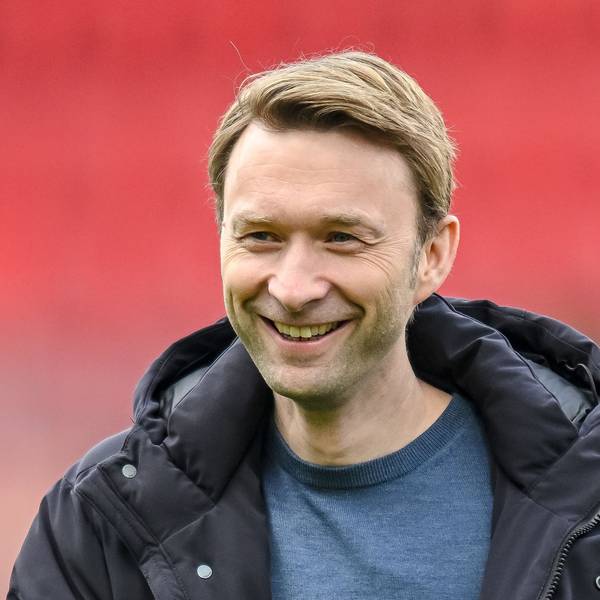 ARCHIV - 21.03.2026, Baden-Württemberg, Heidenheim: Fußball, Männer: Bundesliga, 1. FC Heidenheim - Bayer Leverkusen, 27. Spieltag, Voith-Arena. Geschäftsführer Sport Simon Rolfes (Bayer 04 Leverkusen) steht vor dem Spiel im Stadion. (zu dpa: «Rolfes zu Bericht um Diaby-Rückkehr: «Noch ist er nicht da»») Foto: Harry Langer/dpa +++ dpa-Bildfunk +++