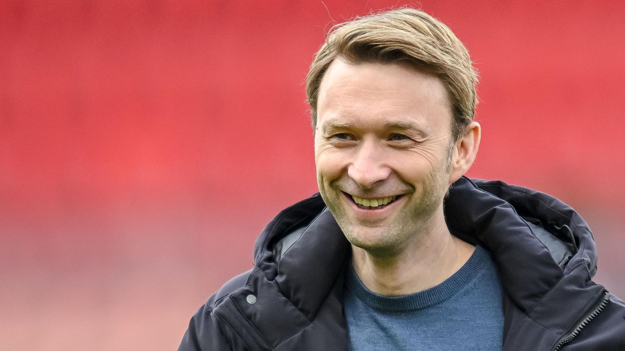 ARCHIV - 21.03.2026, Baden-Württemberg, Heidenheim: Fußball, Männer: Bundesliga, 1. FC Heidenheim - Bayer Leverkusen, 27. Spieltag, Voith-Arena. Geschäftsführer Sport Simon Rolfes (Bayer 04 Leverkusen) steht vor dem Spiel im Stadion. (zu dpa: «Rolfes zu Bericht um Diaby-Rückkehr: «Noch ist er nicht da»») Foto: Harry Langer/dpa +++ dpa-Bildfunk +++
