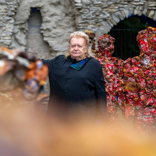 Der Künstler Hans-Jürgen Schult steht an seiner Installation Trash People aus Müll.