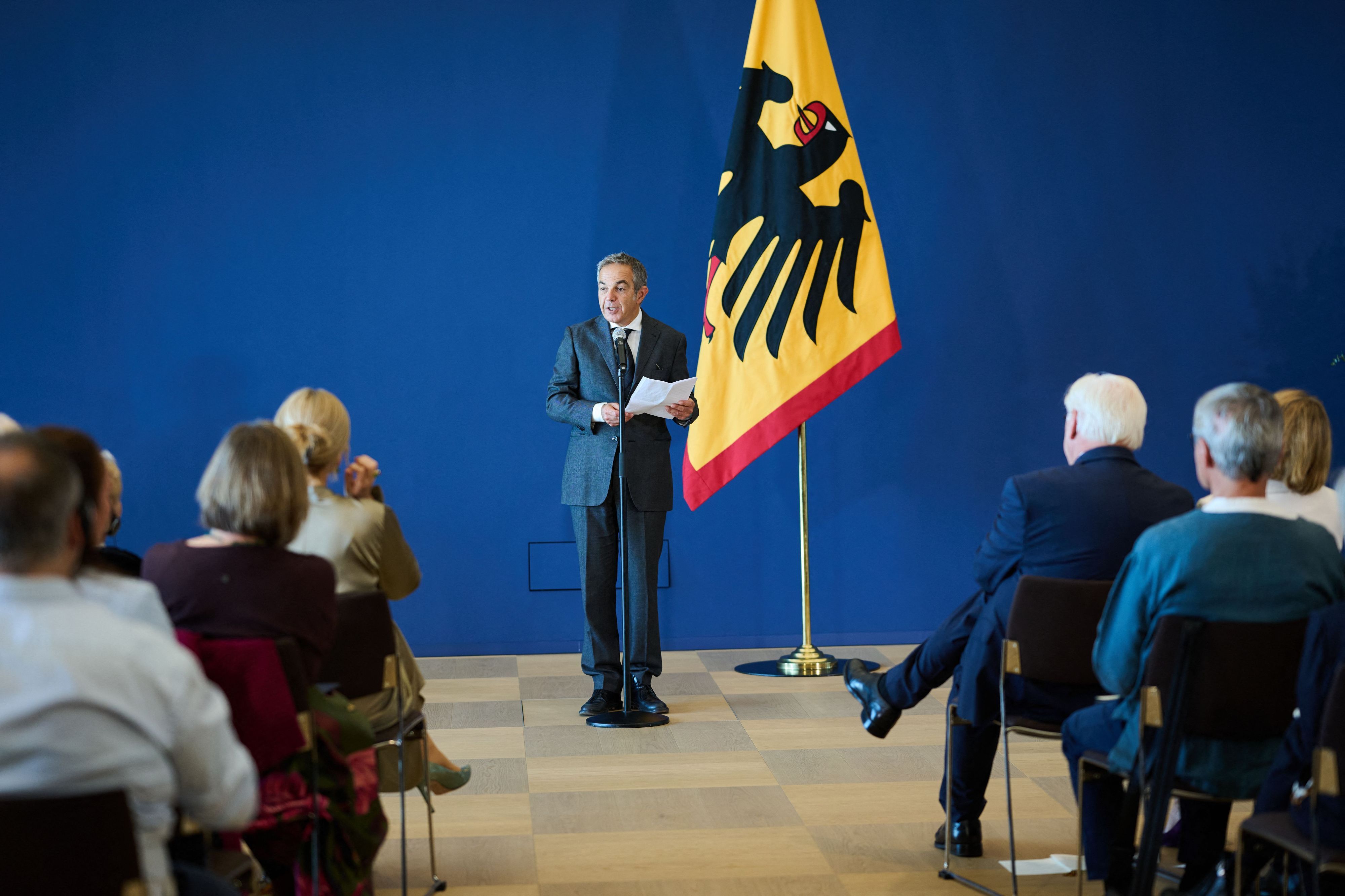 05.10.2026, Berlin: Der deutsche Schriftsteller Navid Kermani aus Köln (Nordrhein-Westfalen) spricht bei der Verleihung von Verdienstorden der Bundesrepublik Deutschland durch Bundespräsident Steinmeier zum Tag der Deutschen Einheit im Amtssitz am Spreebogen.