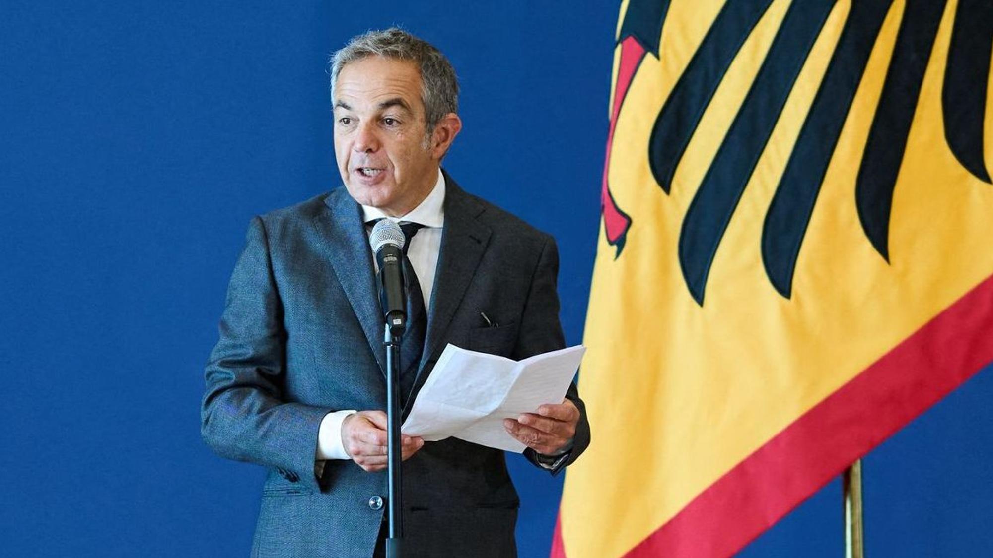 05.10.2026, Berlin: Der deutsche Schriftsteller Navid Kermani aus Köln (Nordrhein-Westfalen) spricht bei der Verleihung von Verdienstorden der Bundesrepublik Deutschland durch Bundespräsident Steinmeier zum Tag der Deutschen Einheit im Amtssitz am Spreebogen.