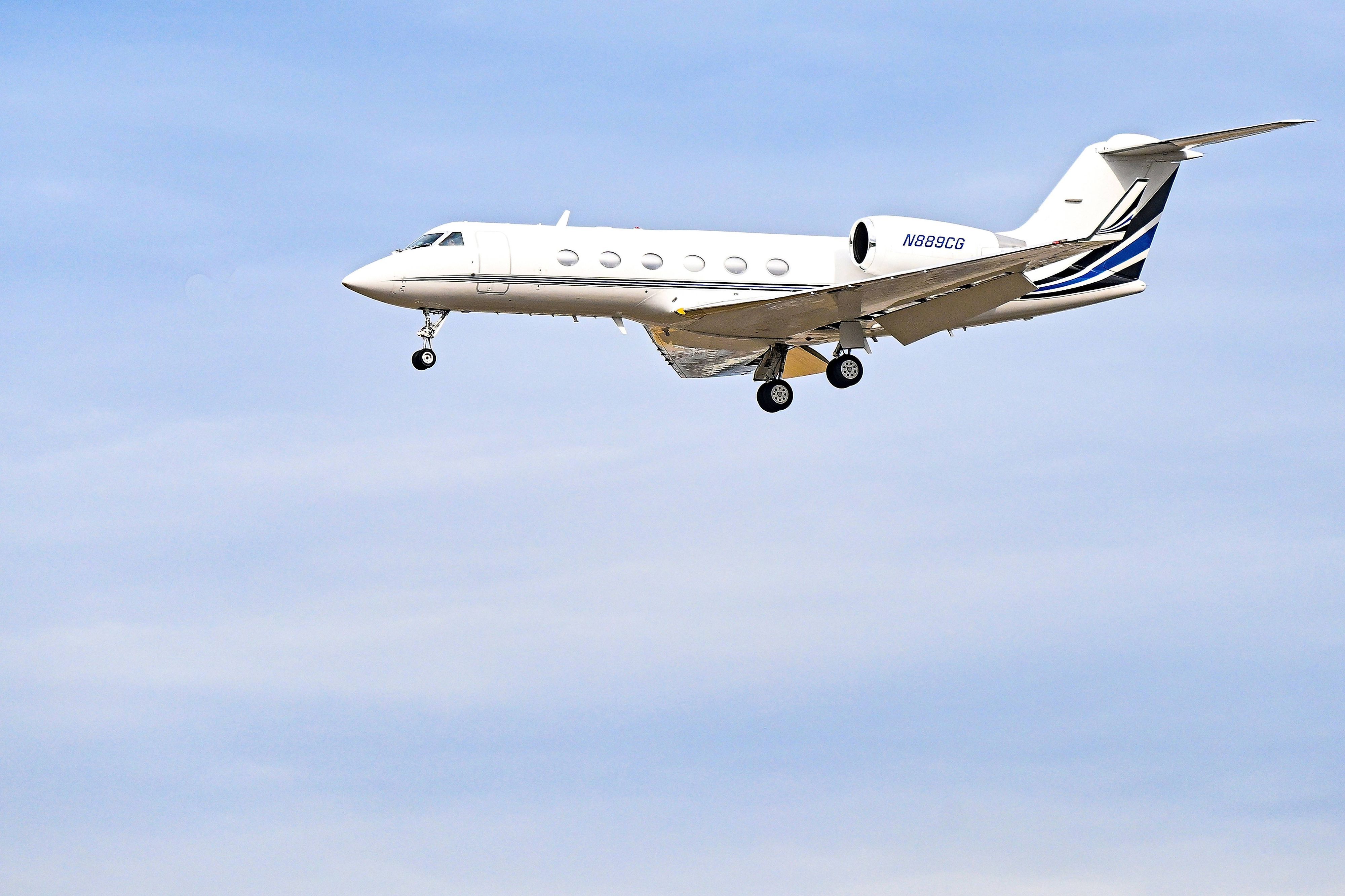 Ein Gulfstream setzt zur Landung an.