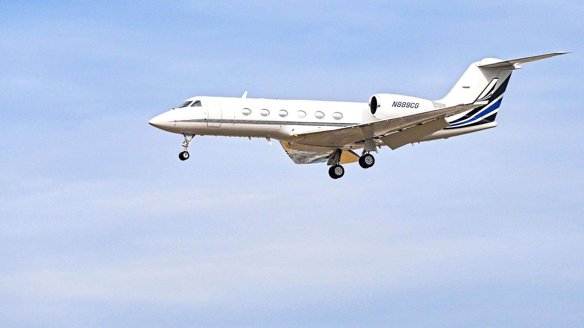 Ein Gulfstream setzt zur Landung an.