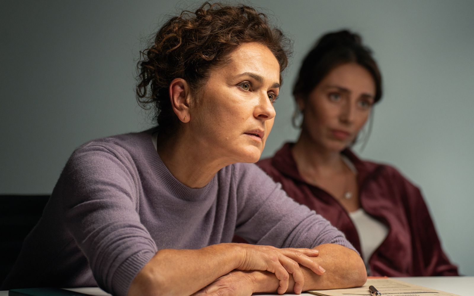 Die erfahrene und doch unkonventionelle Kommissarin Sarah Frankfurter (Marie-Lou Sellem, links) durchleuchtet einen Verdächtigen im Verhörraum. Mit ihrer Assistentin (Leona Grundig) versucht sie in „Frankfurt Mord - Ein neues Leben“ den gewaltsamen Tod einer Frau um die 40 aufzuklären. Der neue ZDF-Krimi könnte zur Reihe werden. (Bild: © ZDF/Daniel Dornhöfer)