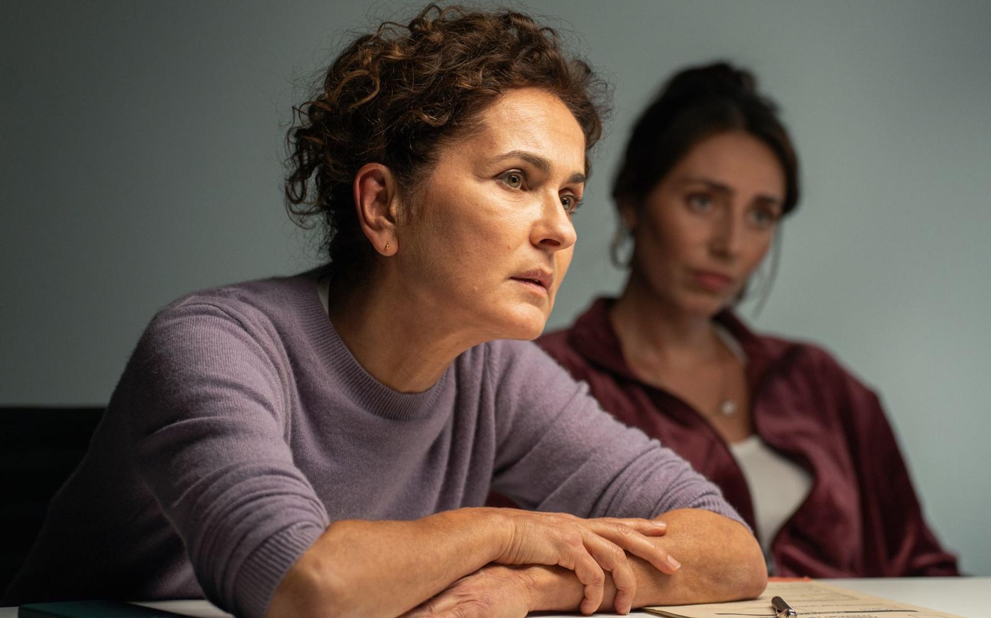 Die erfahrene und doch unkonventionelle Kommissarin Sarah Frankfurter (Marie-Lou Sellem, links) durchleuchtet einen Verdächtigen im Verhörraum. Mit ihrer Assistentin (Leona Grundig) versucht sie in „Frankfurt Mord - Ein neues Leben“ den gewaltsamen Tod einer Frau um die 40 aufzuklären. Der neue ZDF-Krimi könnte zur Reihe werden. (Bild: © ZDF/Daniel Dornhöfer)