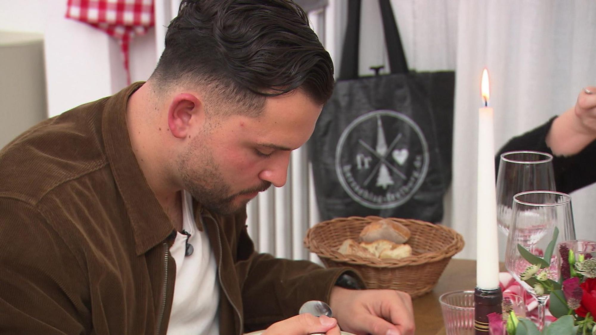 Jonathan genießt seine Gutedelsuppe und kann nichts aussetzen.
(Bild: RTL)