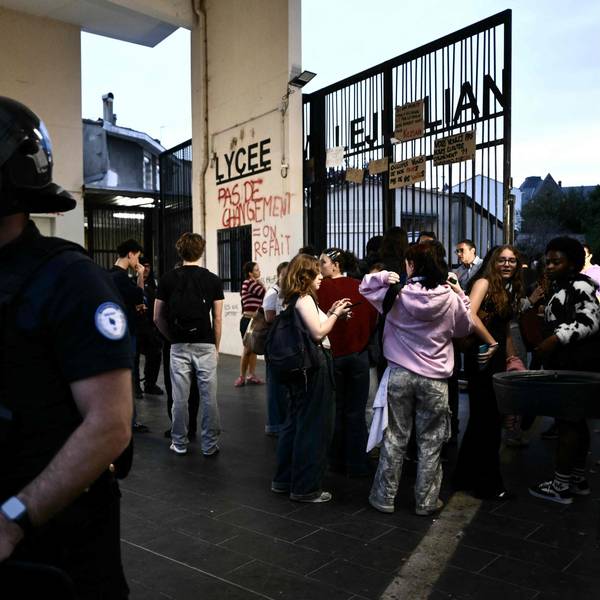 Polizisten sichern den Bereich vor dem Camille-Jullian-Gymnasium in Bordeaux, während Schüler zum Unterricht eintreffen.