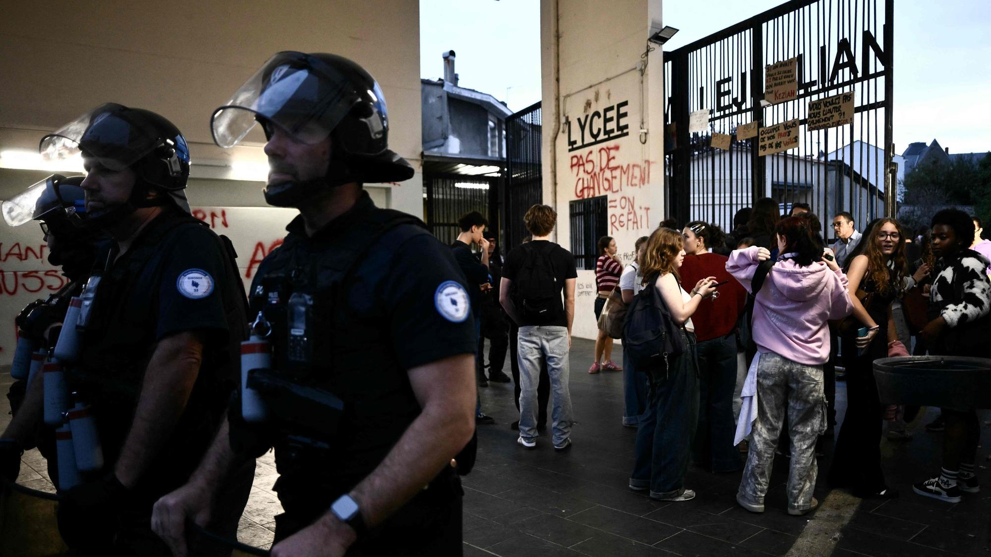 Polizisten sichern den Bereich vor dem Camille-Jullian-Gymnasium in Bordeaux, während Schüler zum Unterricht eintreffen.
