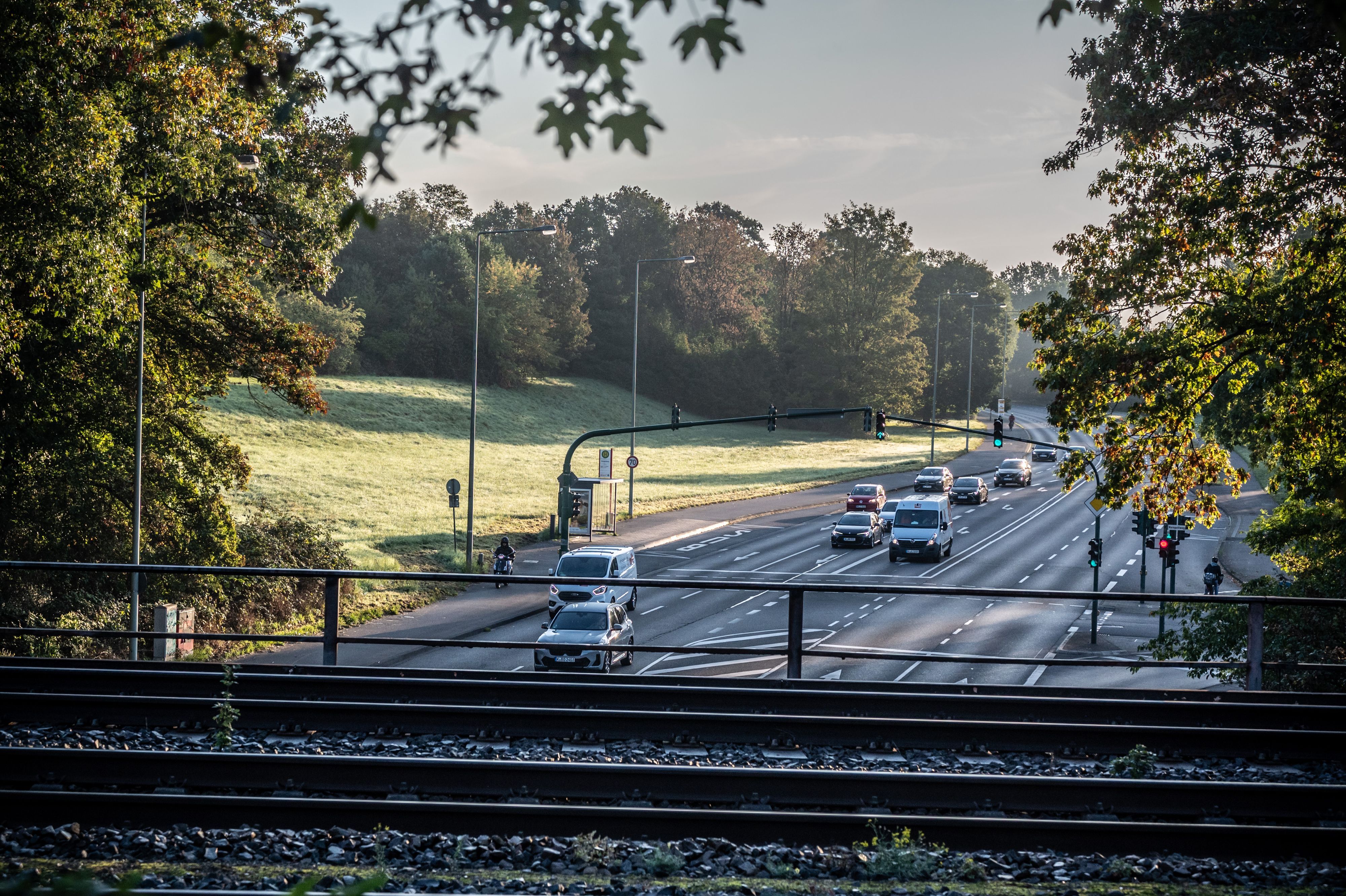 Blick von der Kalkstraße über die Eisenbahn auf den Willy-Brandt-Ring: Die Deponie Petersberg liegt links hinter der sonnenbeschienenen Böschung. Bild: Ralf Krieger
