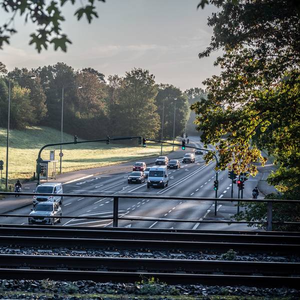 Blick von der Kalkstraße über die Eisenbahn auf den Willy-Brandt-Ring: Die Deponie Petersberg liegt links hinter der sonnenbeschienenen Böschung. Bild: Ralf Krieger