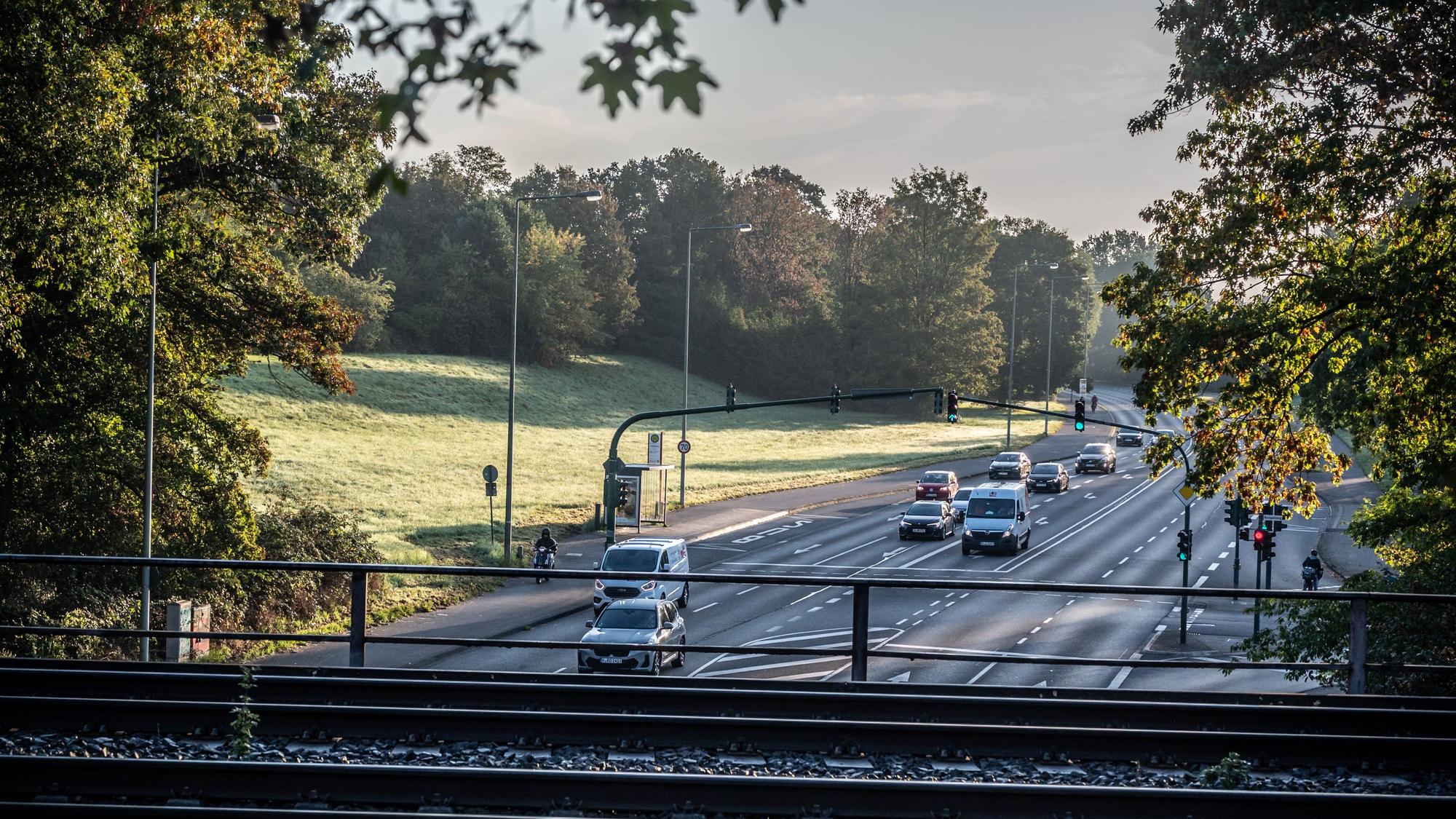 Blick von der Kalkstraße über die Eisenbahn auf den Willy-Brandt-Ring: Die Deponie Petersberg liegt links hinter der sonnenbeschienenen Böschung. Bild: Ralf Krieger