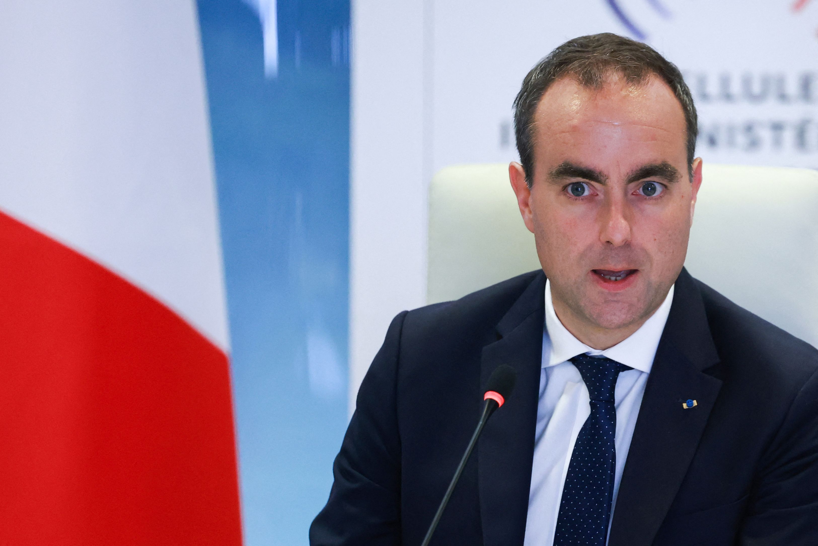 Frankreichs Premierminister Sébastien Lecornu spricht bei einer interministeriellen Krisensitzung zu den Schulblockaden.