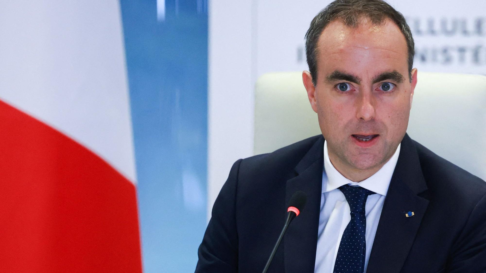 Frankreichs Premierminister Sébastien Lecornu spricht bei einer interministeriellen Krisensitzung zu den Schulblockaden.