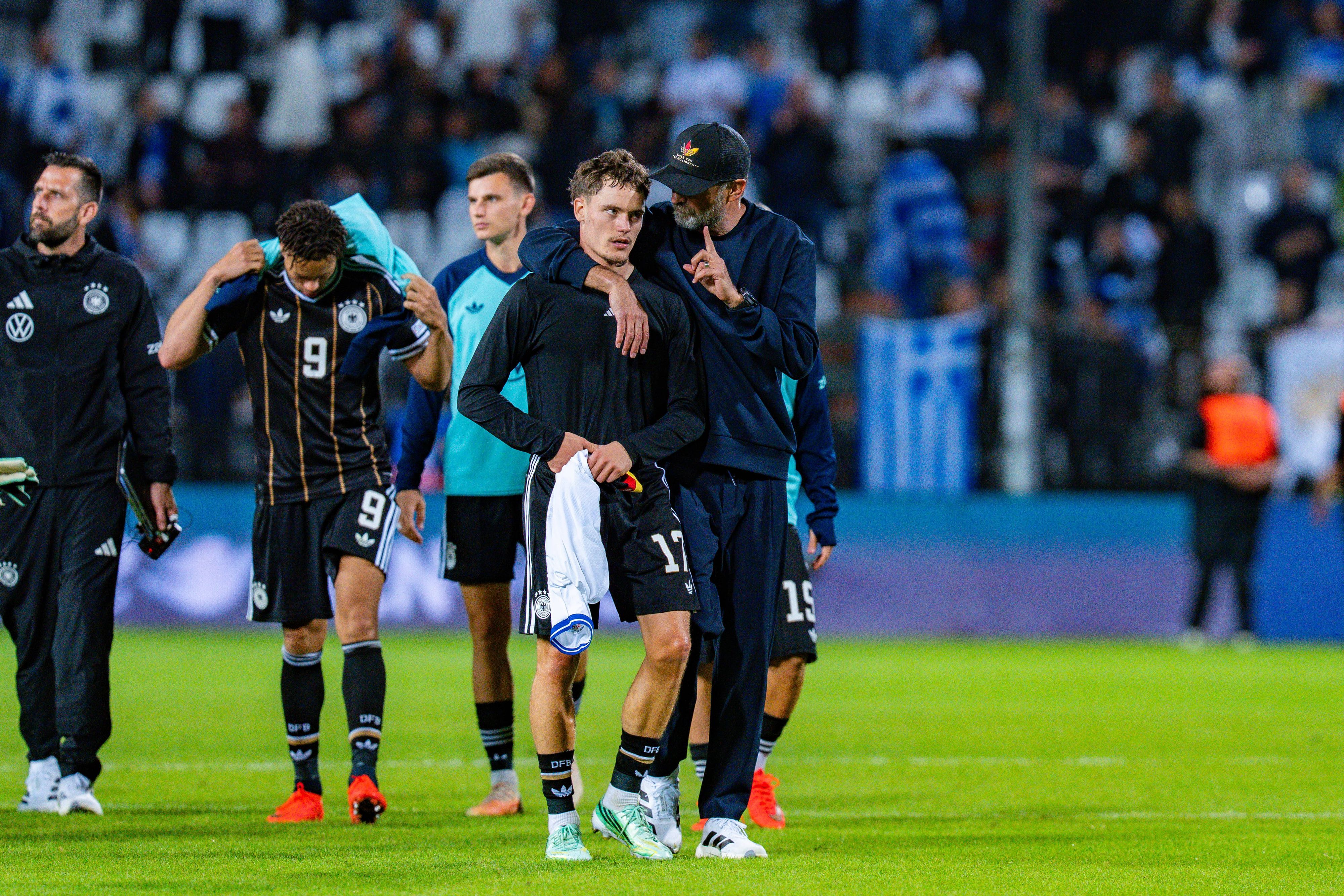 Jürgen Klopp tröstet Florian Wirtz, seinen Kapitän in Thessaloniki.