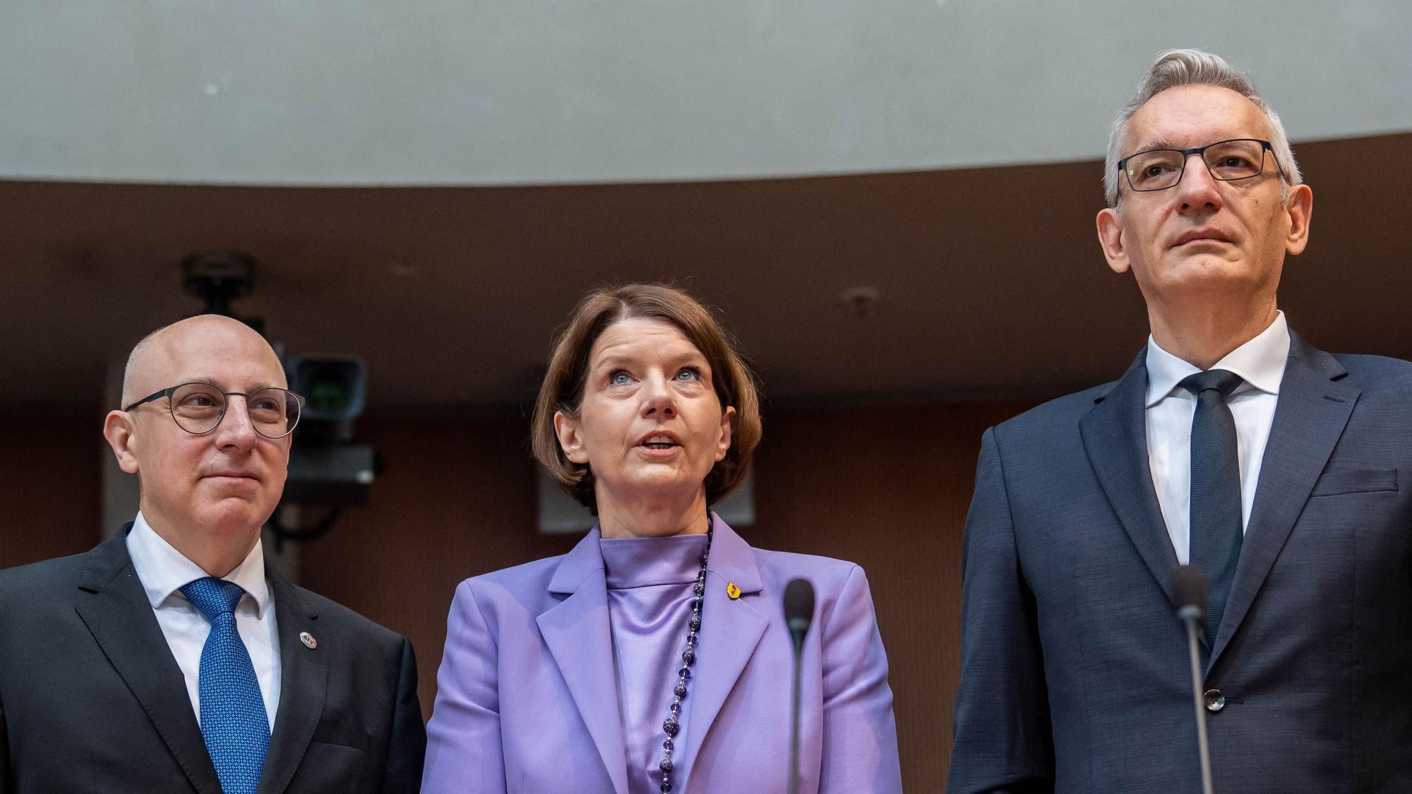 Martin Jäger (r-l), Präsident des Bundesnachrichtendienstes BND, Martina Rosenberg, Präsidentin des Millitärischen Abschirmdienstes MAD, und Sinan Selen, Präsident des Bundesamtes für Verfassungsschutz BfV, stehen vor der öffentlichen Anhörung des Parlamentarischen Kontrollgremiums PKGr, dem Gremium für die Kontrolle der Arbeit der Geheimdienste im Deutschen Bundestag, nebeneinander.