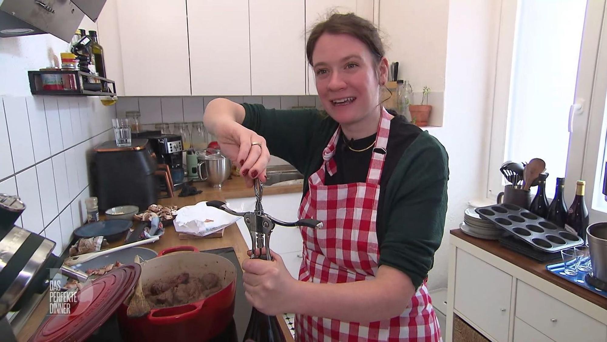 Zur französischen Küche gehört natürlich auch Wein, weiß Elise.
(Bild: RTL)