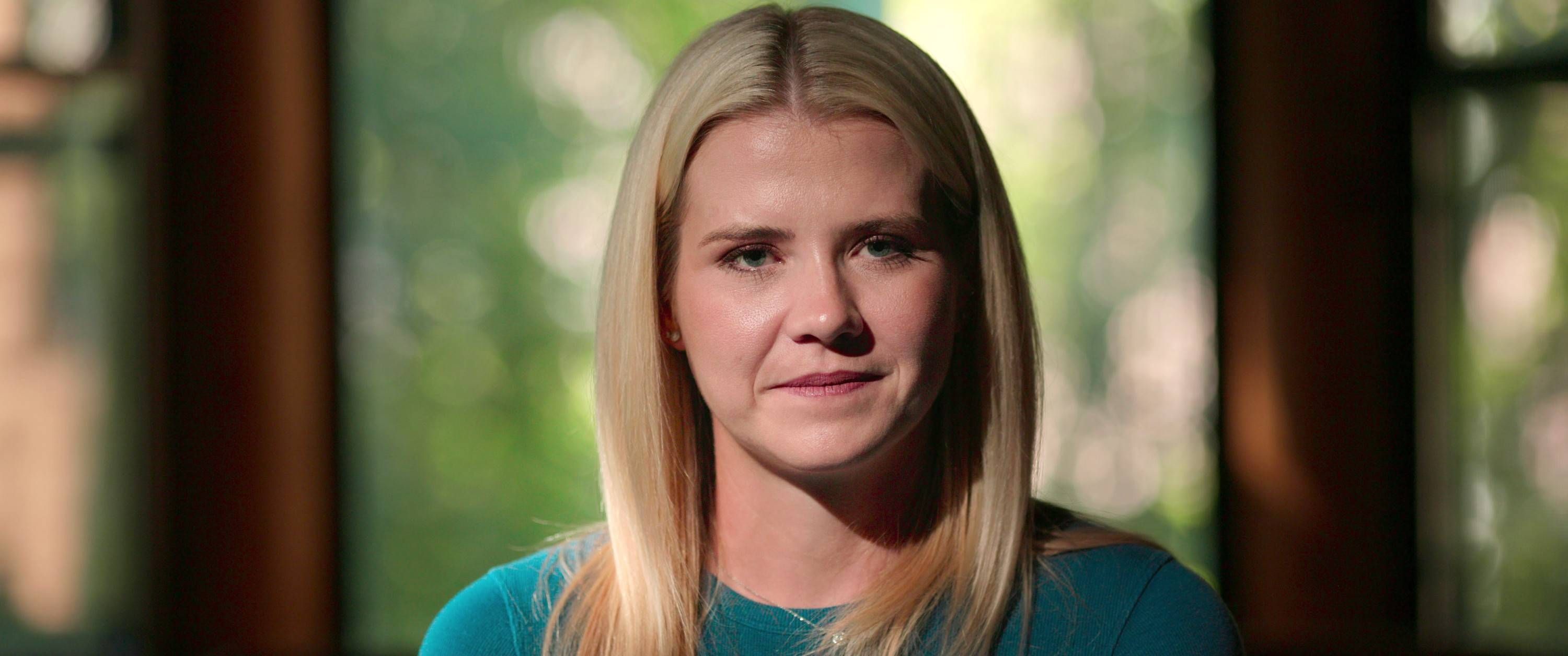 Elizabeth Smart schaut in die Kamera.