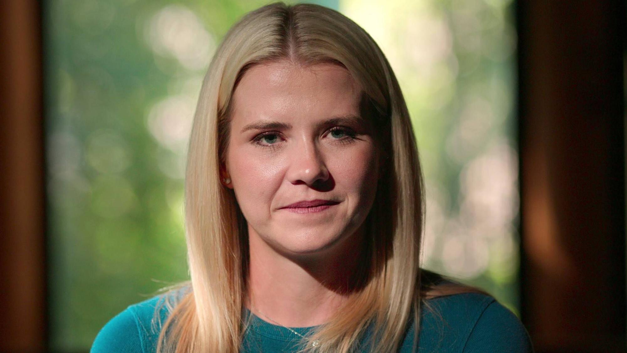 Elizabeth Smart schaut in die Kamera.