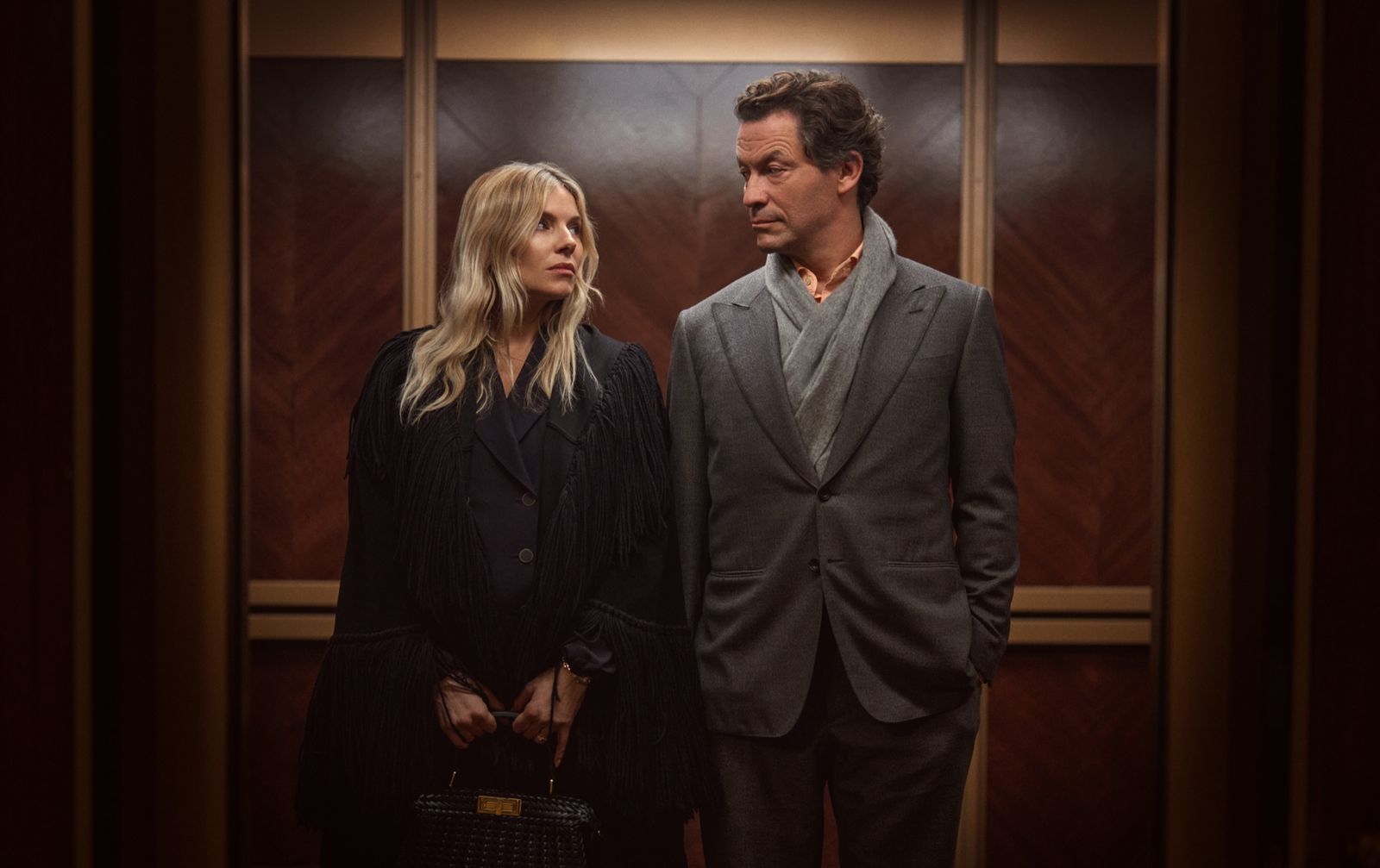 „Lässt man etwas vorbeiziehen oder zieht man in den Krieg?“ Sienna Miller und Dominic West in der Sky-Serie „War“. (Bild: Sky / HBO / New Pictures / Justin Downing)