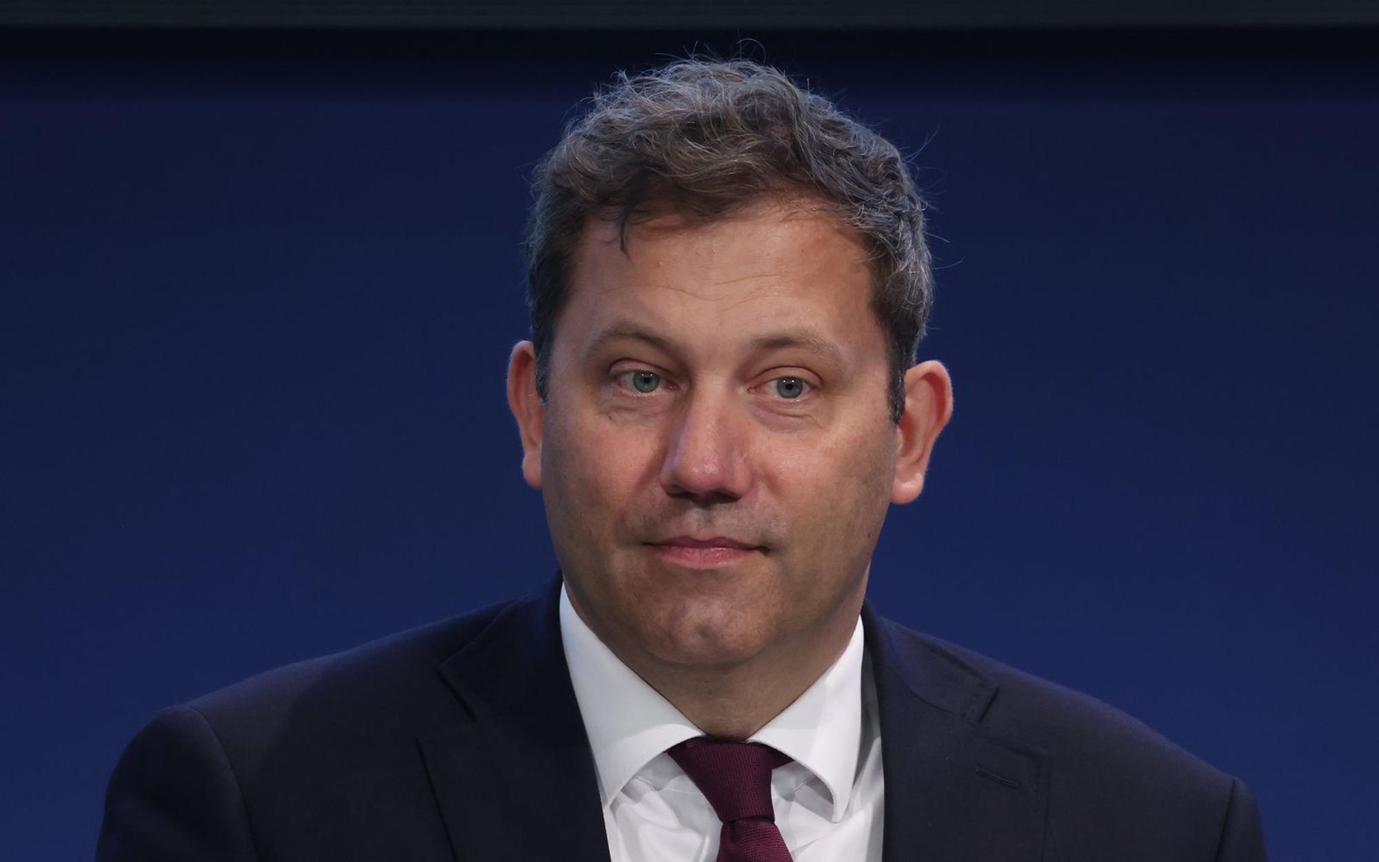 Im Podcast „Wie geht's? Mit Robin Gosens“ hat Lars Klingbeil bemerkenswert offene Einblicke in seine Gefühlswelt gegeben. (Bild: Getty Images / Sean Gallup)