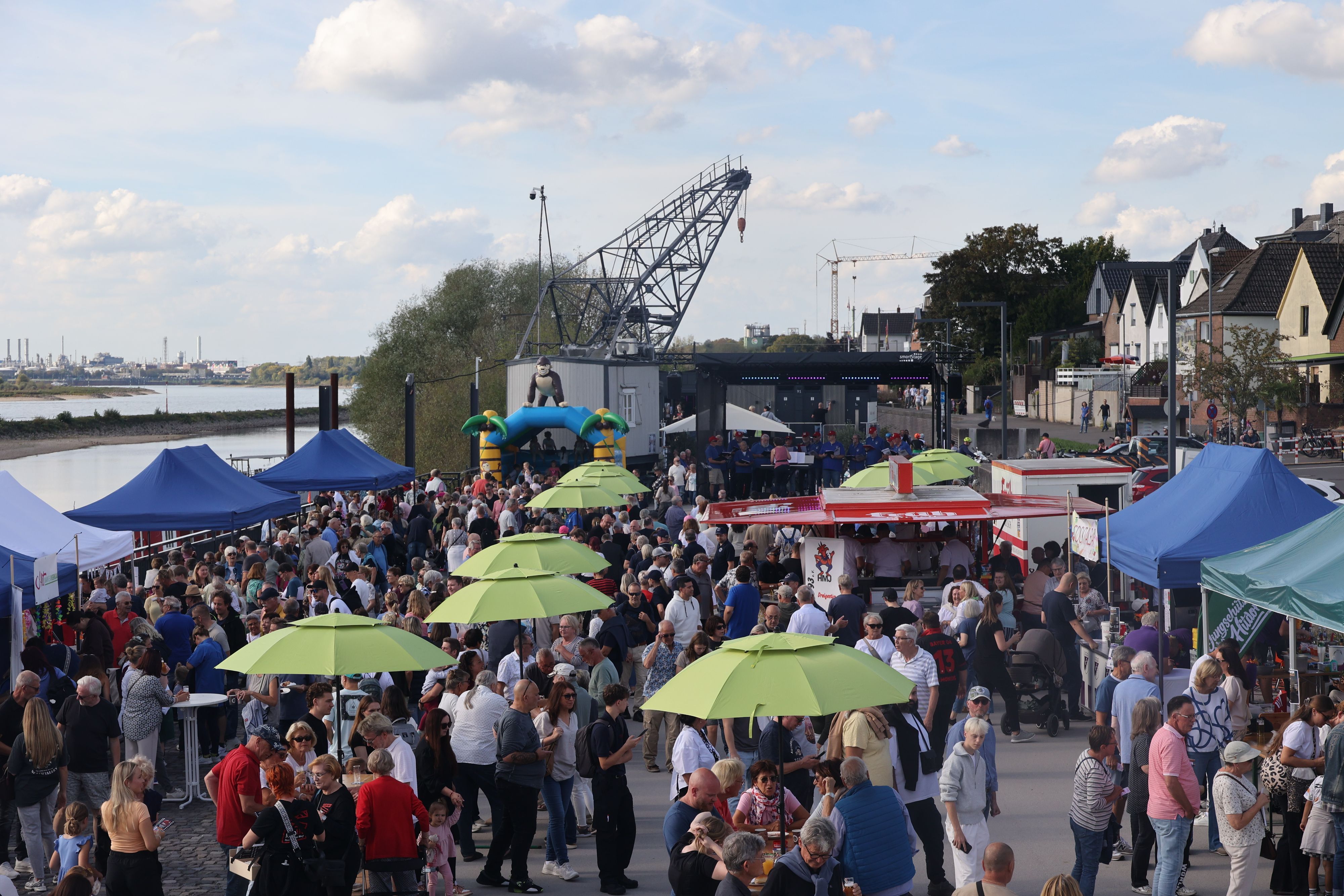 Der Andrang auf dem ersten großen Fest seit der Neueröffnung des Hafengeländes war groß.