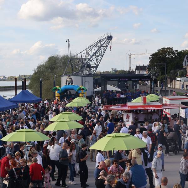 Der Andrang auf dem ersten großen Fest seit der Neueröffnung des Hafengeländes war groß.