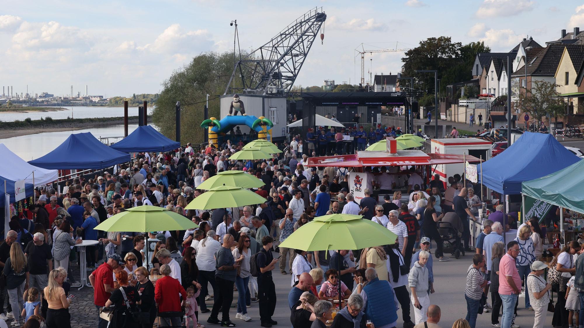 Der Andrang auf dem ersten großen Fest seit der Neueröffnung des Hafengeländes war groß.