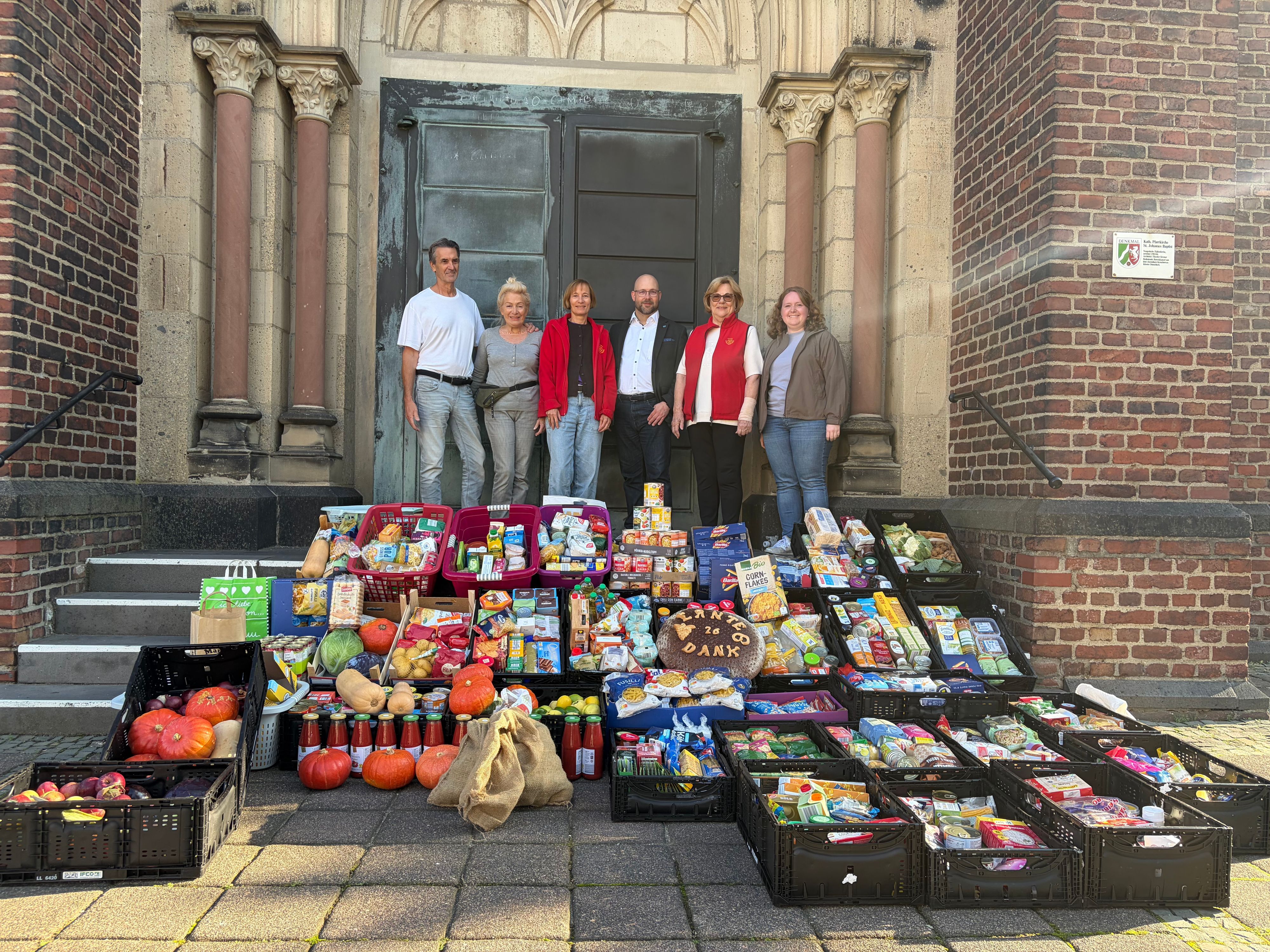 Die Vertreterinnen und Vertreter der christlichen Gemeinden übergaben dem Tafel-Team am Montagmorgen die Spendenkörbe.