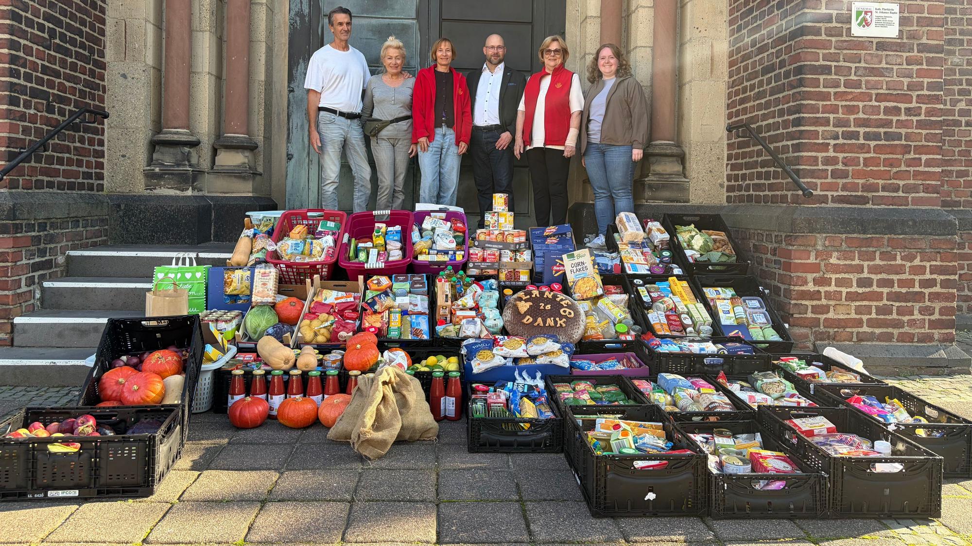 Die Vertreterinnen und Vertreter der christlichen Gemeinden übergaben dem Tafel-Team am Montagmorgen die Spendenkörbe.