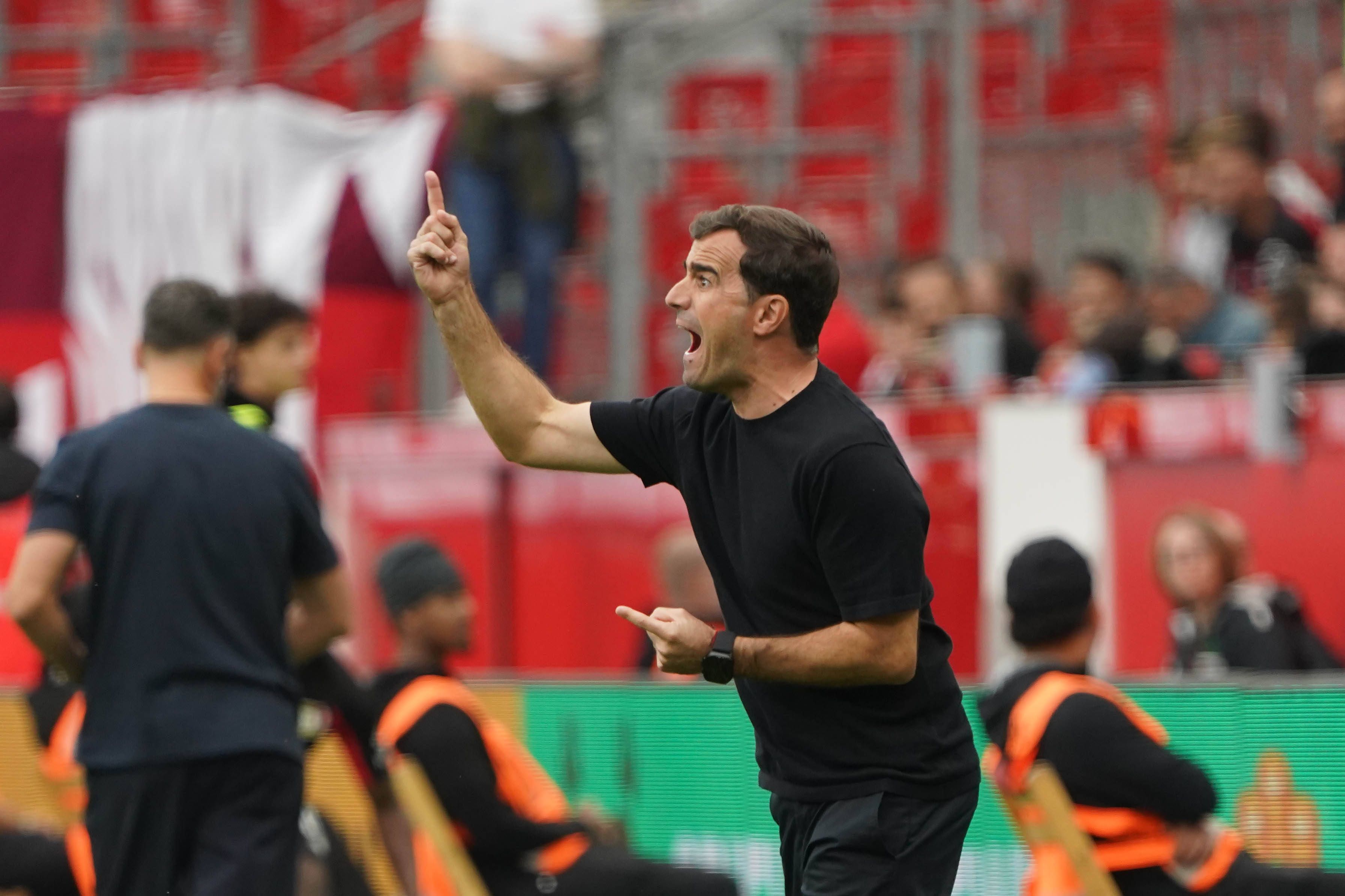 Leverkusen Fussball, 1.BL saison 2026/2027 Bayer 04 Leverkusen vs RB Leipzig, 20.09.2026, Bayarena Leverkusen Carles Martinez Trainer Bayer 04 Leverkusen Aktion, Einzelbild *** Leverkusen Soccer, Bundesliga Season 20262027: Bayer 04 Leverkusen vs. RB Leipzig, September 20, 2026, BayArena, Leverkusen Carles Martinez, Coach of Bayer 04 Leverkusen, in action still image