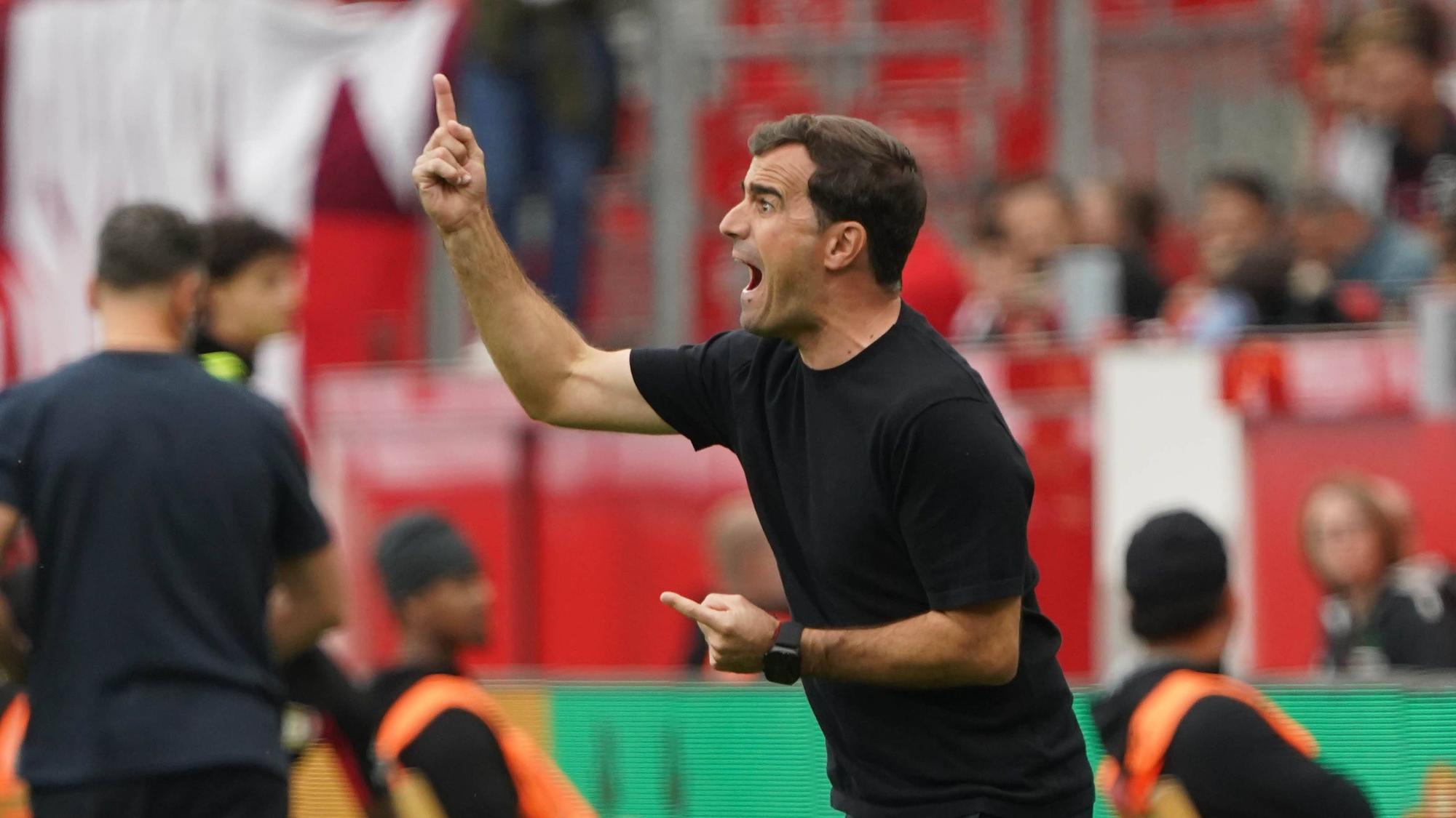 Leverkusen Fussball, 1.BL saison 2026/2027 Bayer 04 Leverkusen vs RB Leipzig, 20.09.2026, Bayarena Leverkusen Carles Martinez Trainer Bayer 04 Leverkusen Aktion, Einzelbild *** Leverkusen Soccer, Bundesliga Season 20262027: Bayer 04 Leverkusen vs. RB Leipzig, September 20, 2026, BayArena, Leverkusen Carles Martinez, Coach of Bayer 04 Leverkusen, in action still image