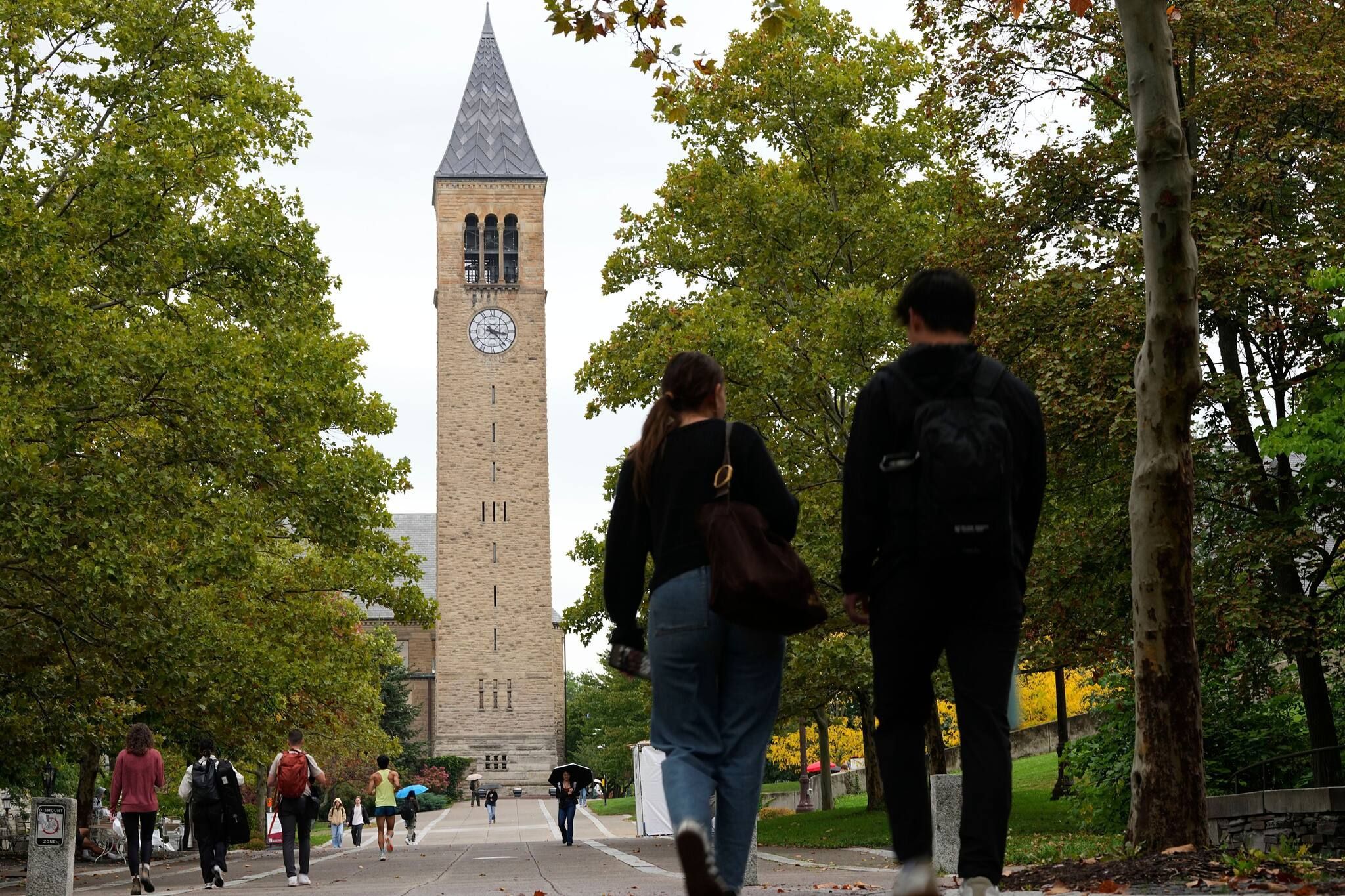 Fußgänger gehen auf dem Campus der Cornell University. .
