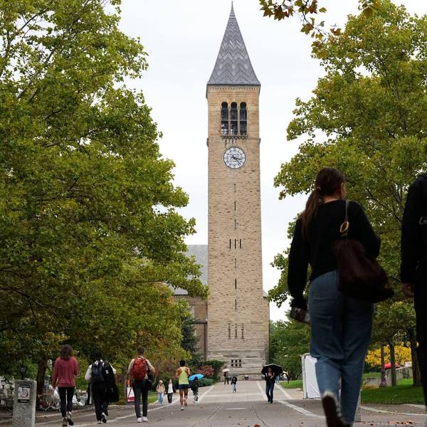 Fußgänger gehen auf dem Campus der Cornell University. .