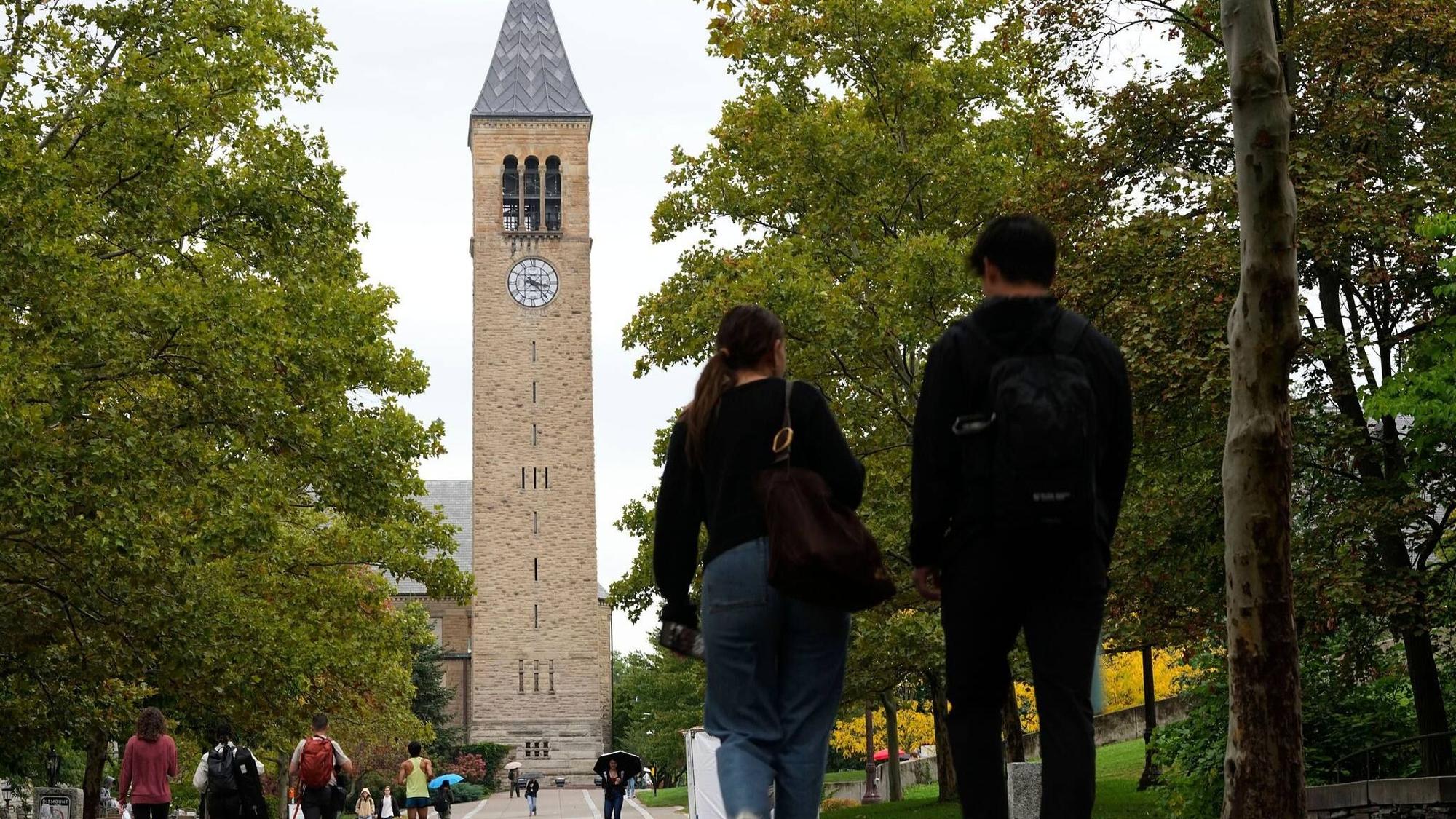 Fußgänger gehen auf dem Campus der Cornell University. .
