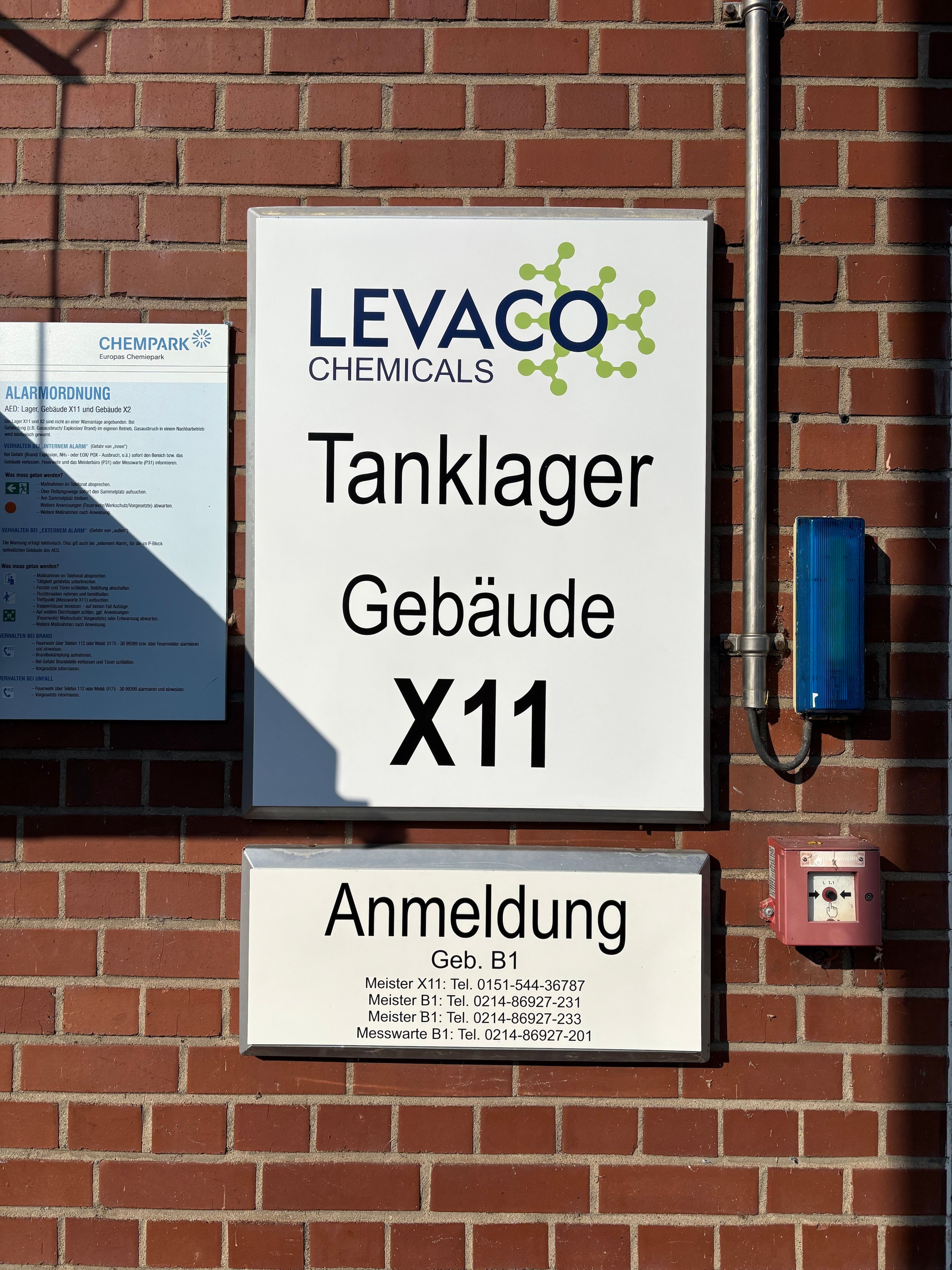 Neues Firmenschild von Levaco auf dem Chempark-Gelände
