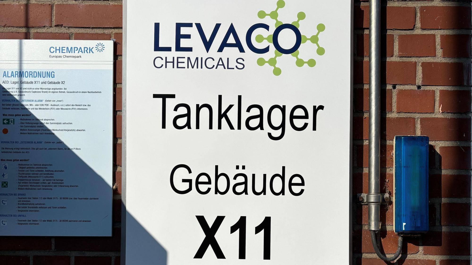 Neues Firmenschild von Levaco auf dem Chempark-Gelände
