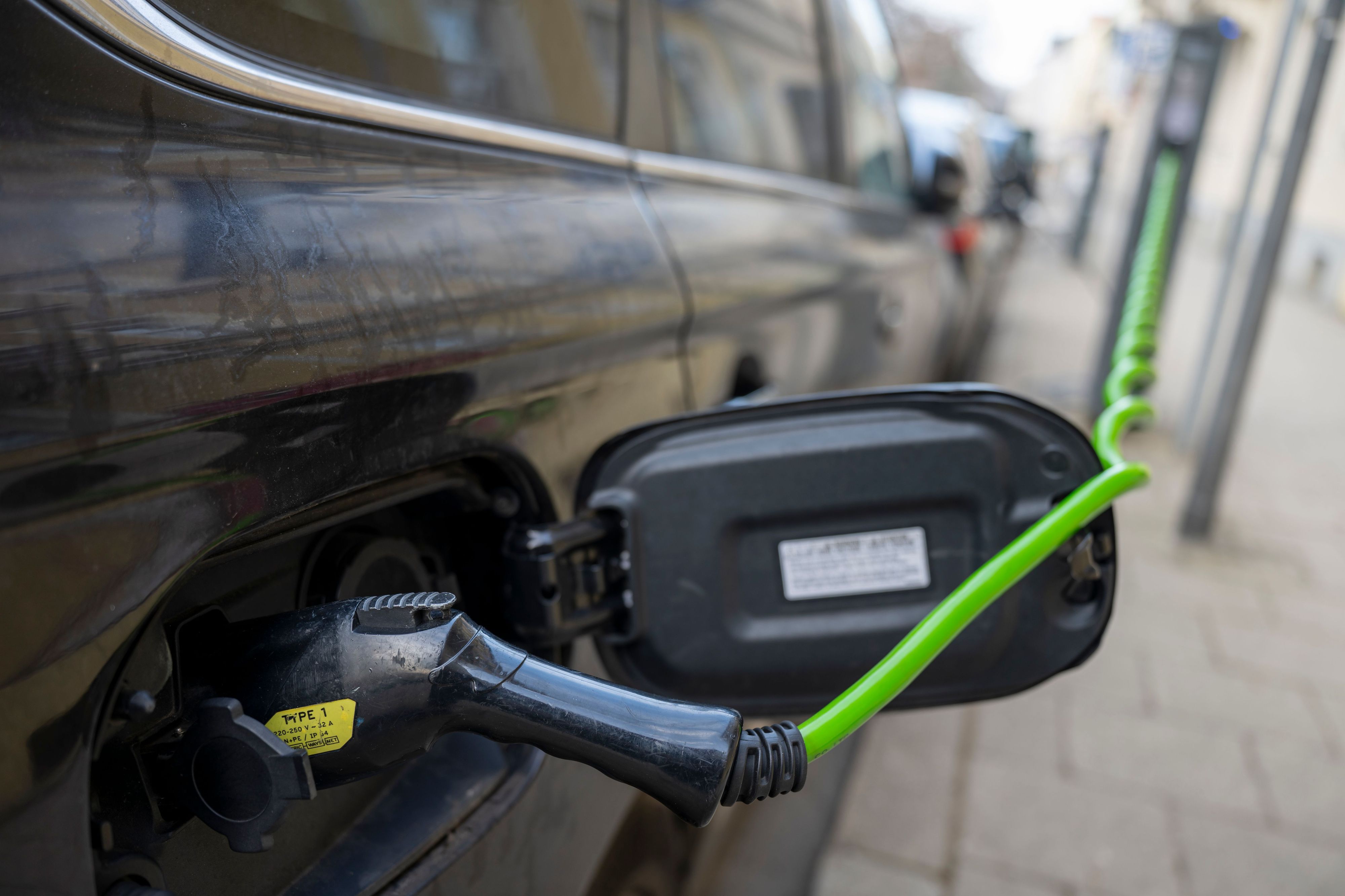 Ein Elektroauto hängt an einer Elektro-Ladesäule in der Innenstadt. (Symbolbild)