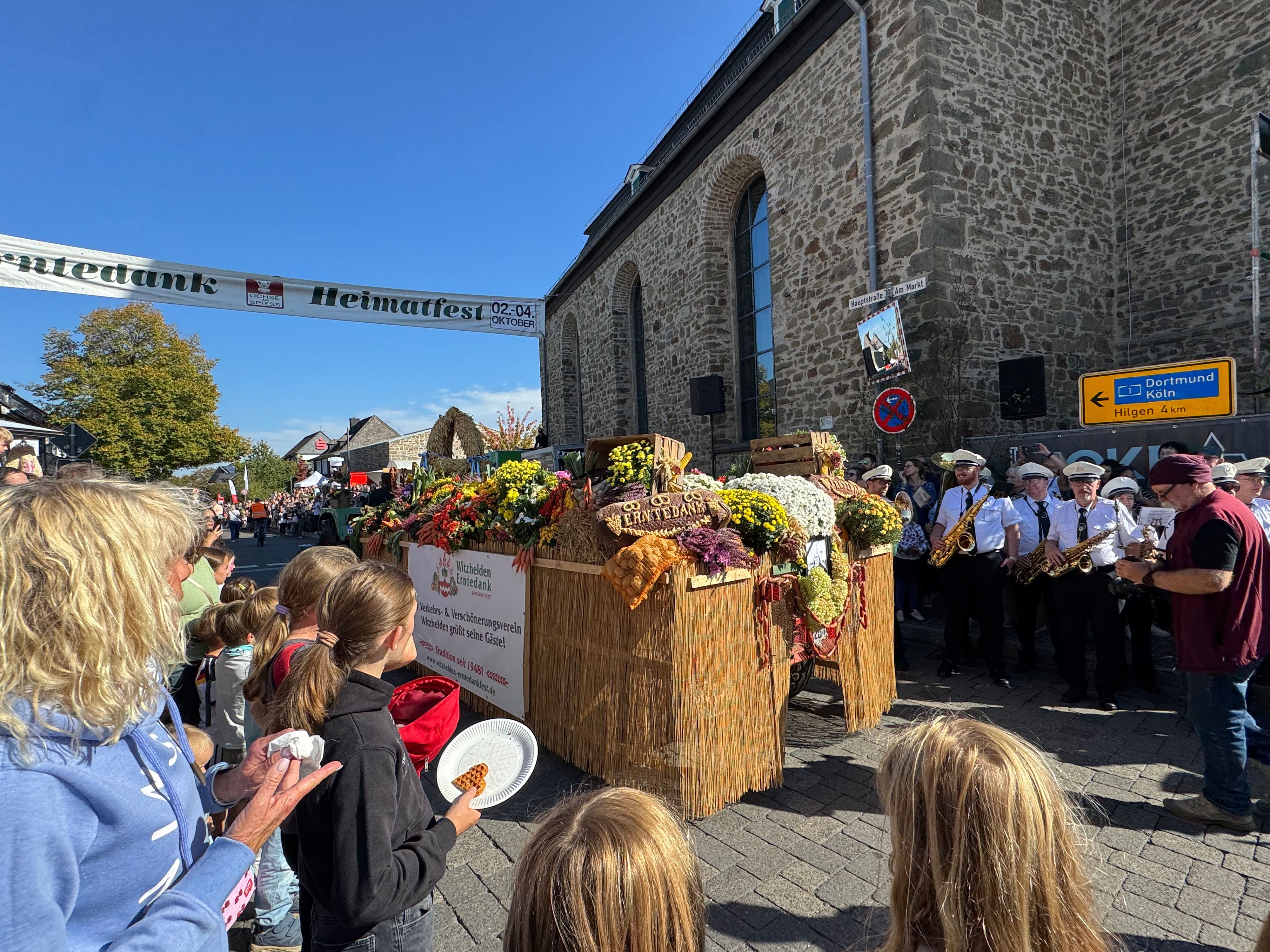 Ein Wagen im Witzheldener Erntedank-Umzug