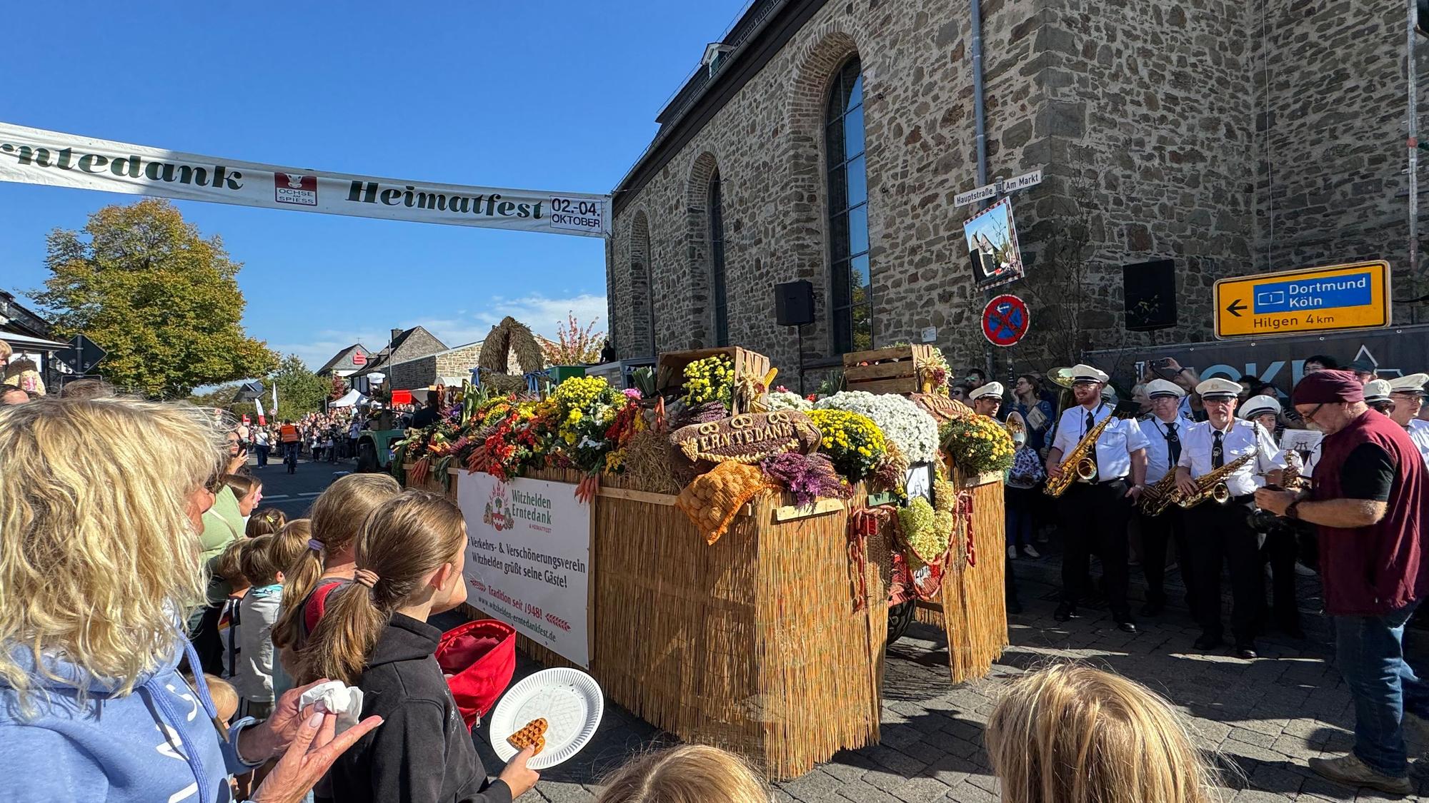 Ein Wagen im Witzheldener Erntedank-Umzug