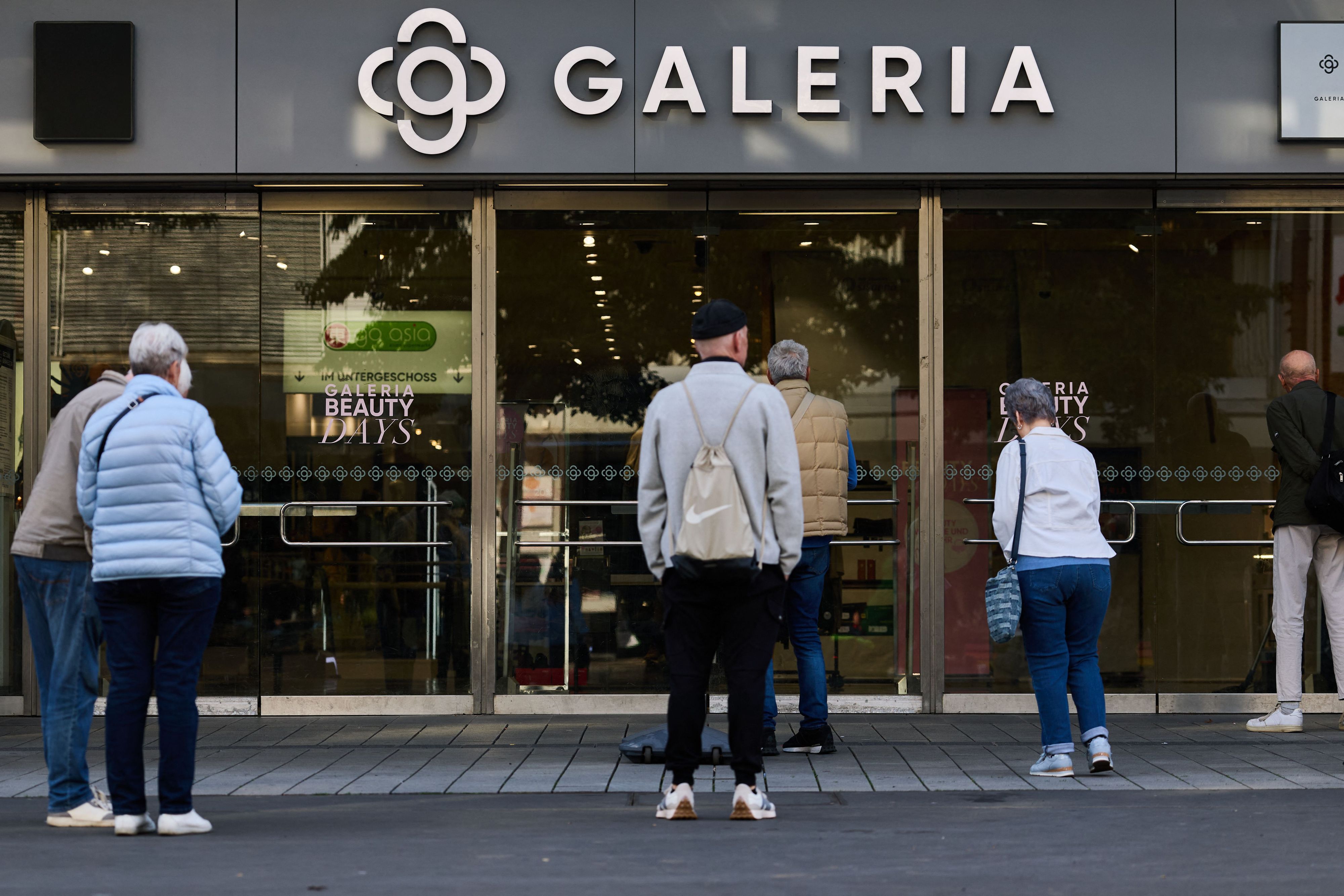 Passanten warten vor der Galeria-Filiale an der Schadowstraße in Düsseldorf auf Einlass. (Archivbild)