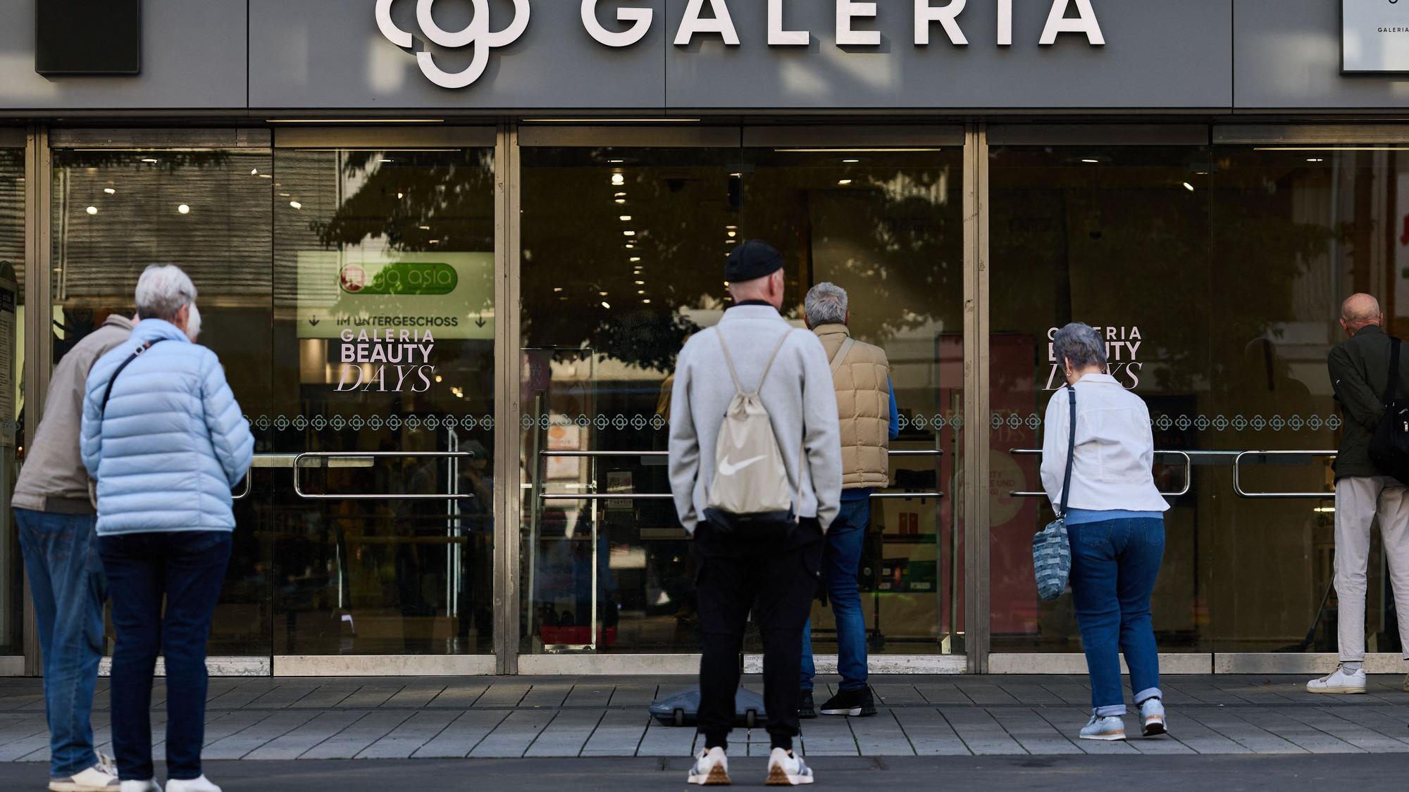 Passanten warten vor der Galeria-Filiale an der Schadowstraße in Düsseldorf auf Einlass. (Archivbild)