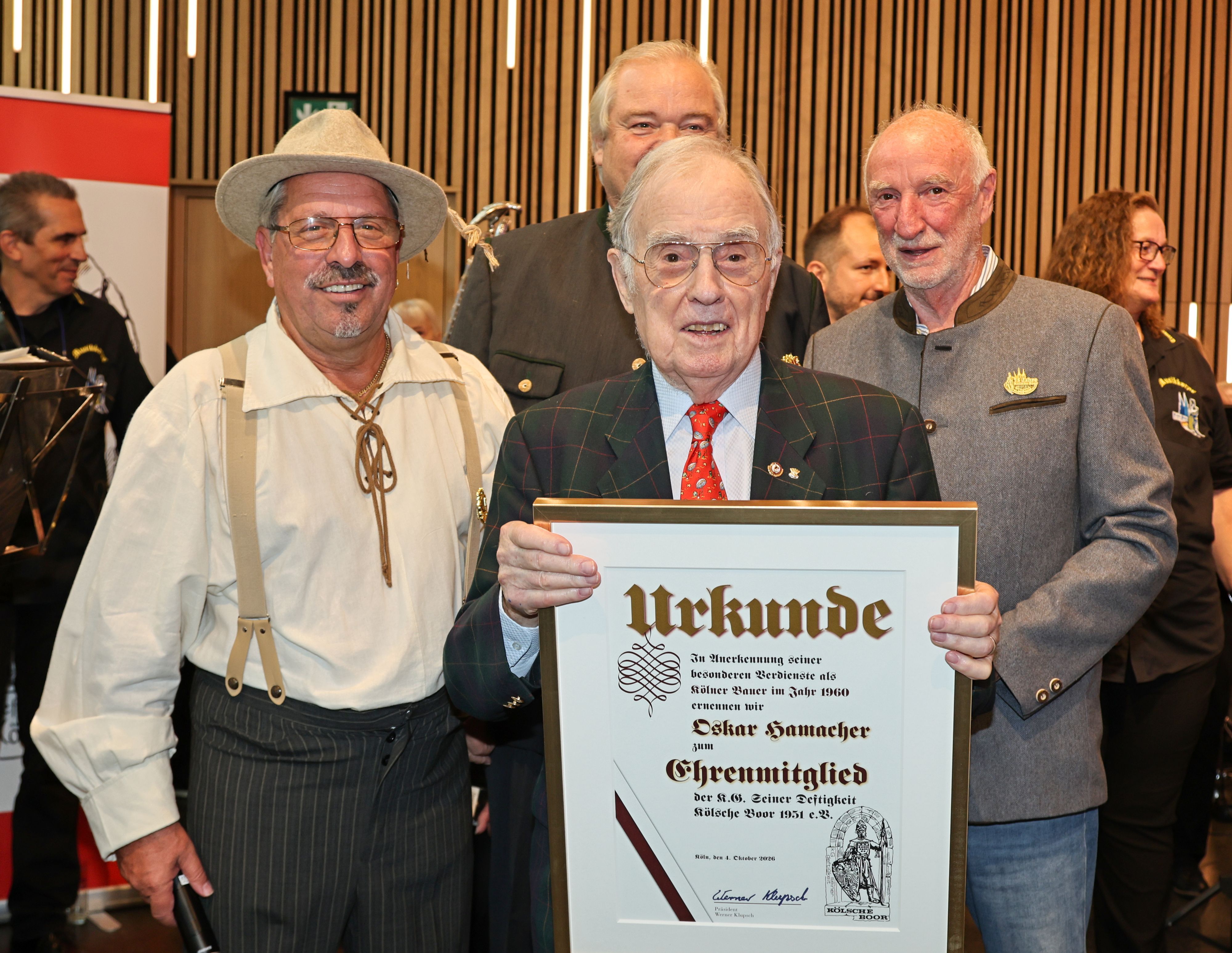 Präsident Werner Klupsch (l.), Vizepräsident Volker Marx (r.) und Schatzmeister Werner Brauckmann ernannten Oskar Hamacher (M.) zum Ehrenmitglied.