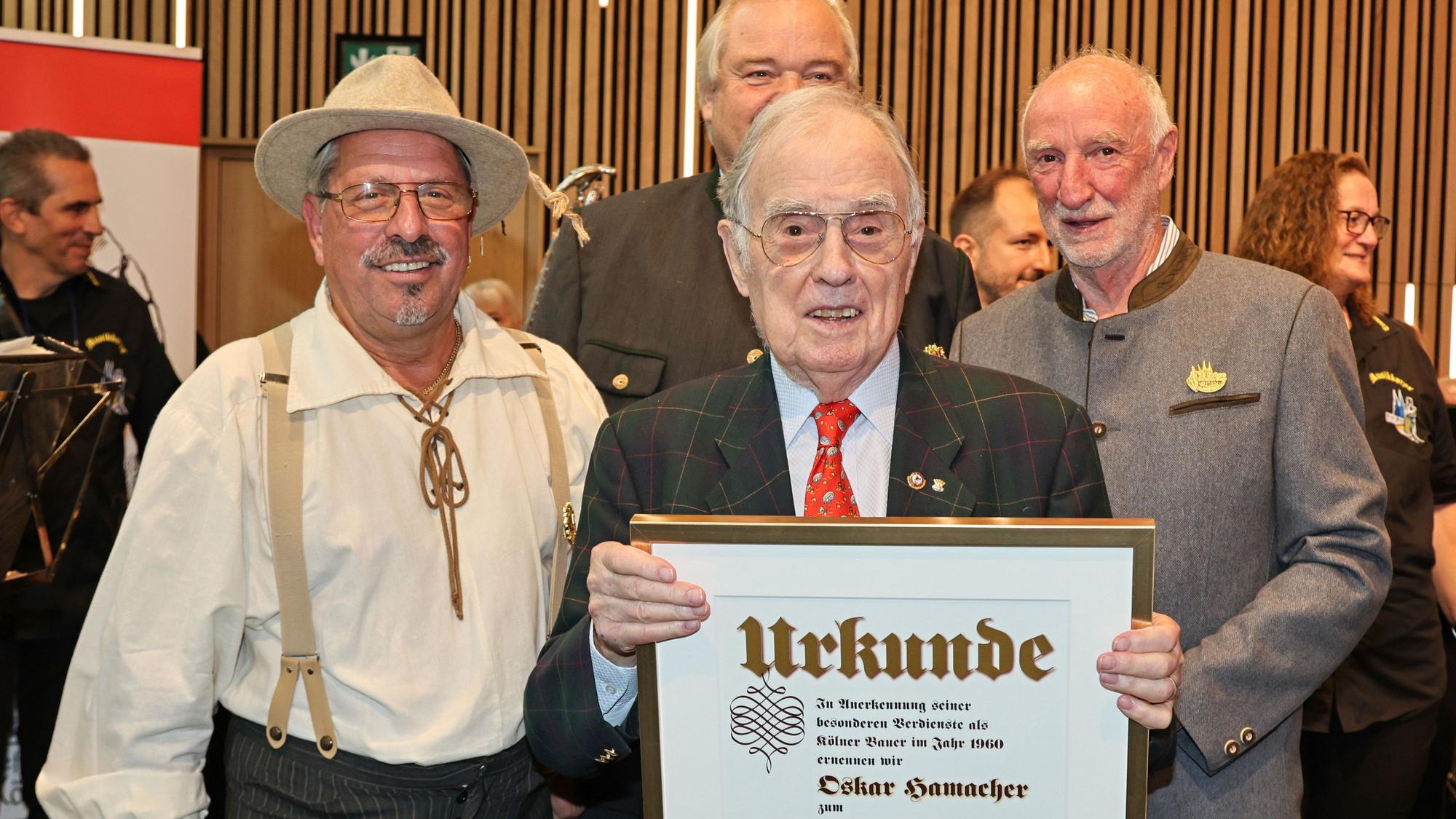 Präsident Werner Klupsch (l.), Vizepräsident Volker Marx (r.) und Schatzmeister Werner Brauckmann ernannten Oskar Hamacher (M.) zum Ehrenmitglied.