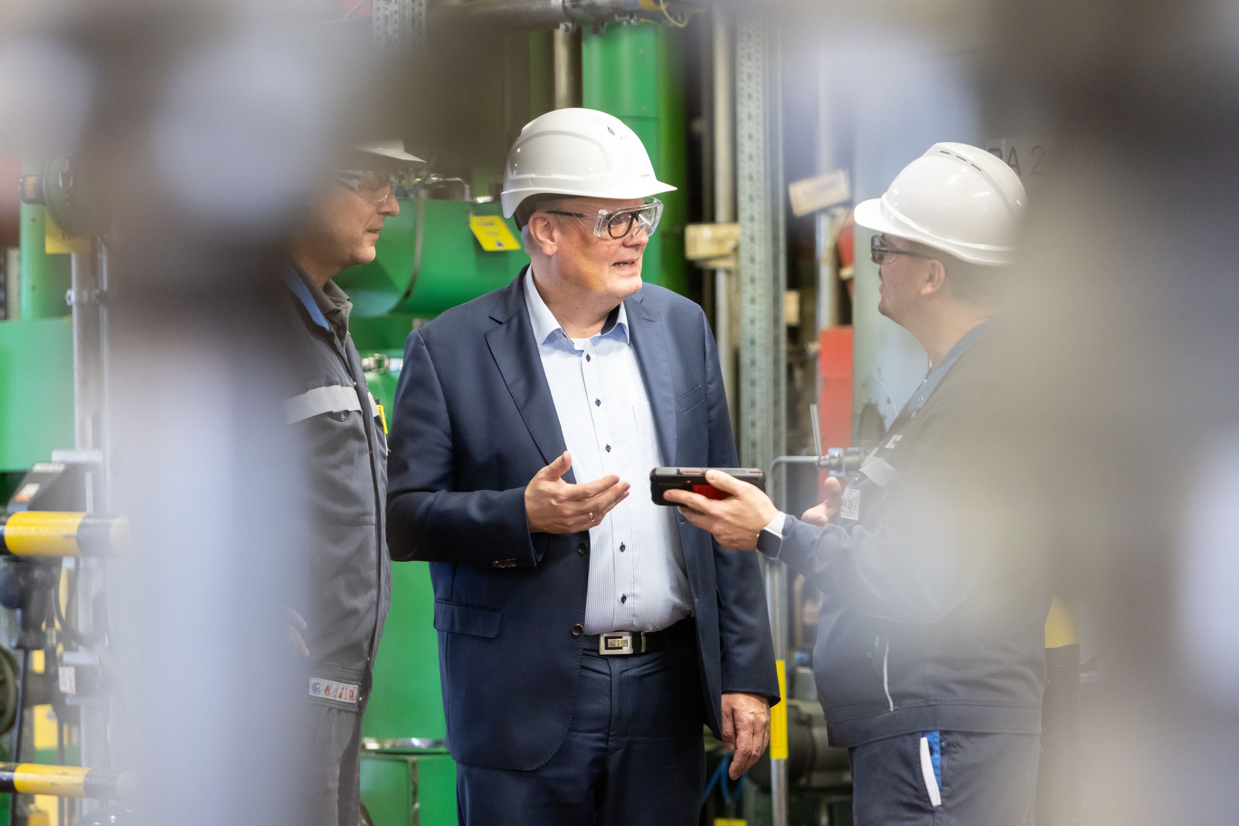 Levaco-Finanzchef Jens Becker im Gespräch mit Mitarbeitern.