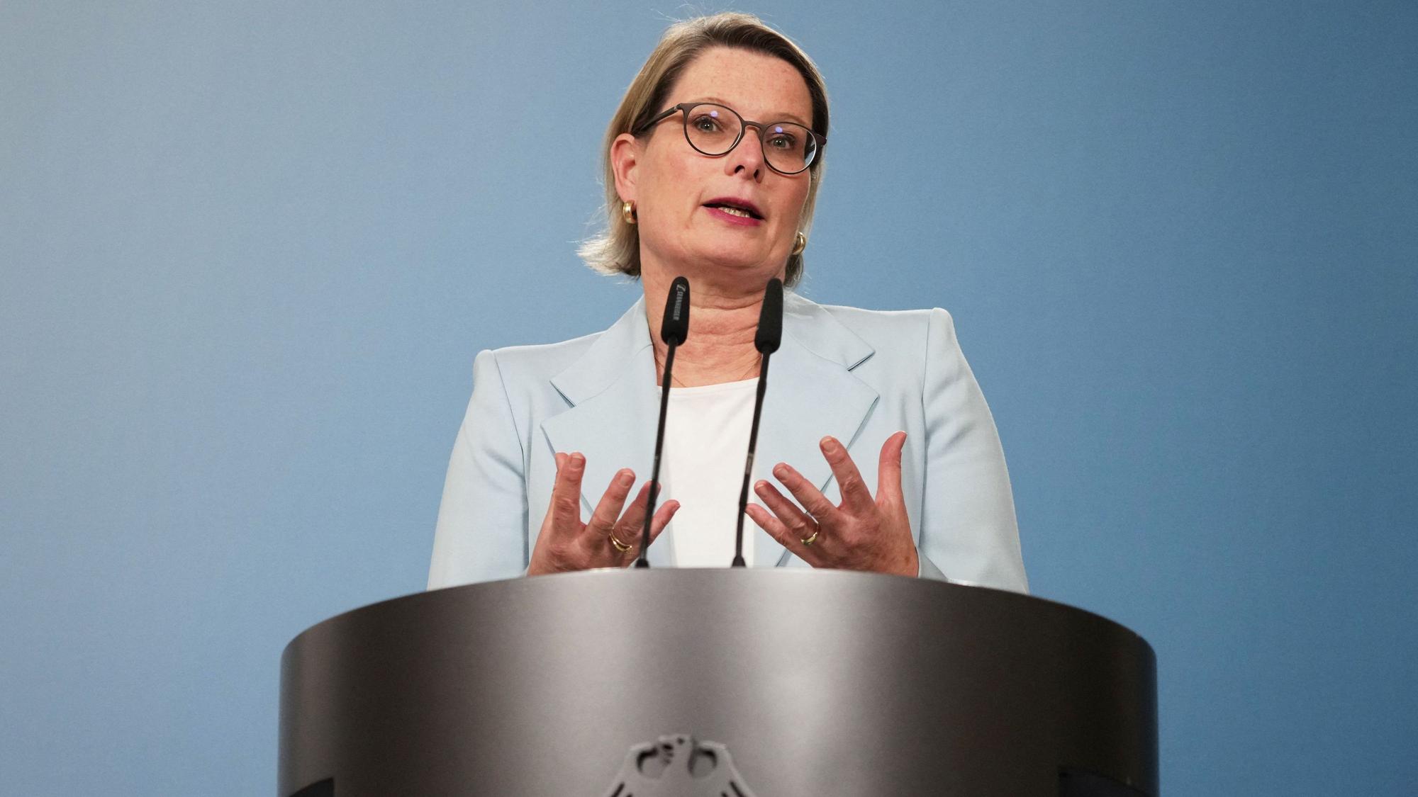 Bundesjustizministerin Stefanie Hubig (SPD) gibt ein Pressestatement ab. (Archivbild)