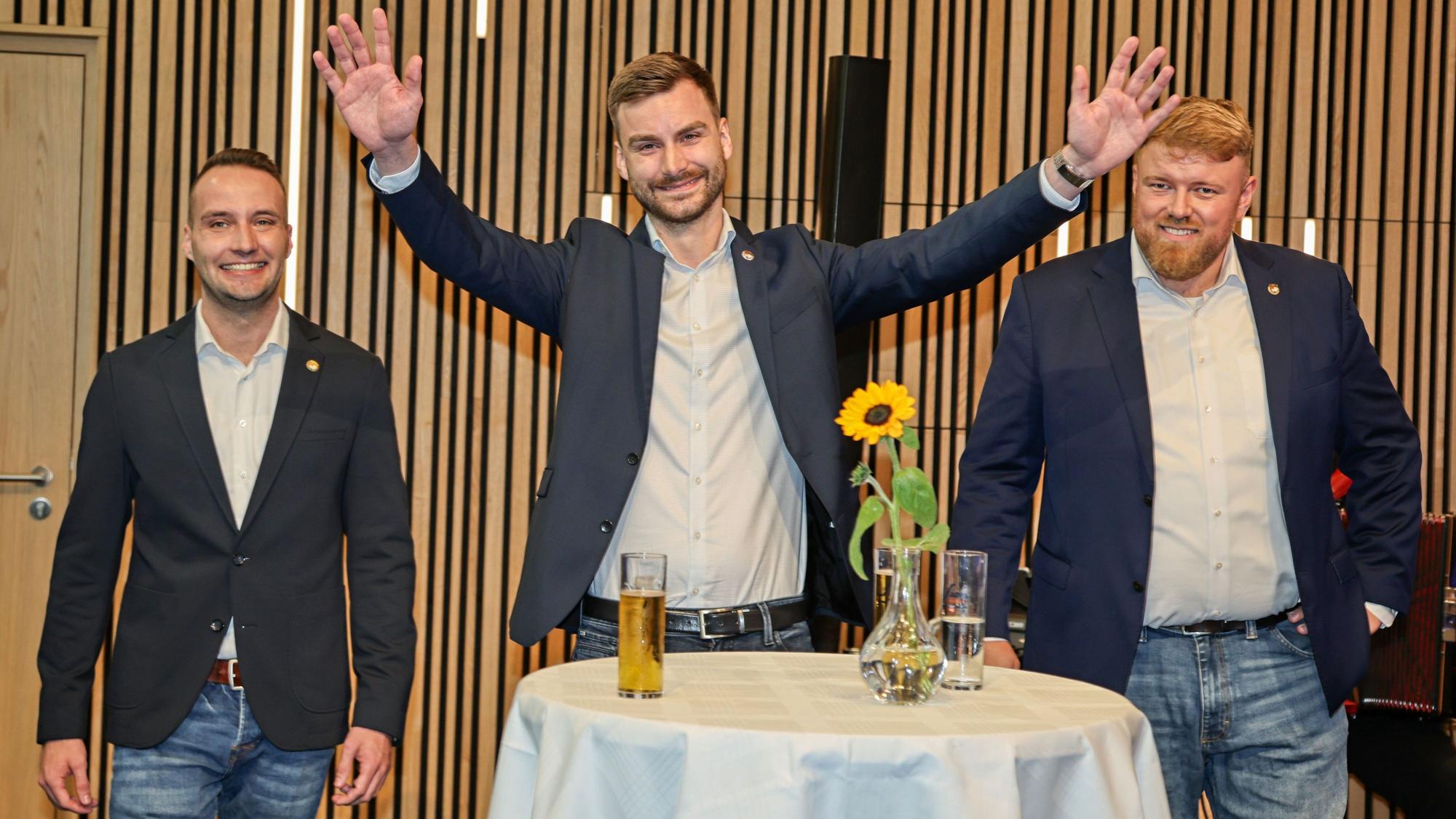 Prinz Marius (M.), Bauer Alex (r.) und Jungfrau Johanna beim Erntedankfest.